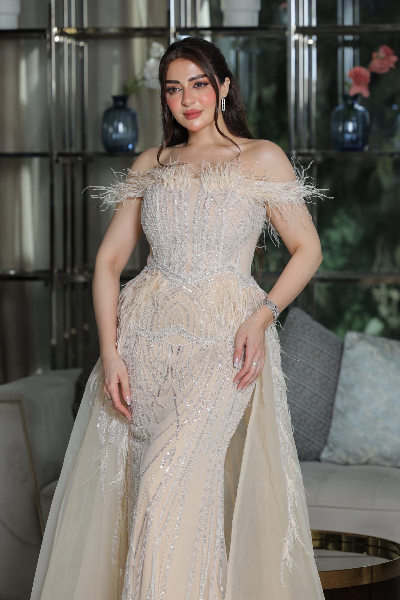 فستان سهرة باكمام منسدلة مطرز بالخرز والريش