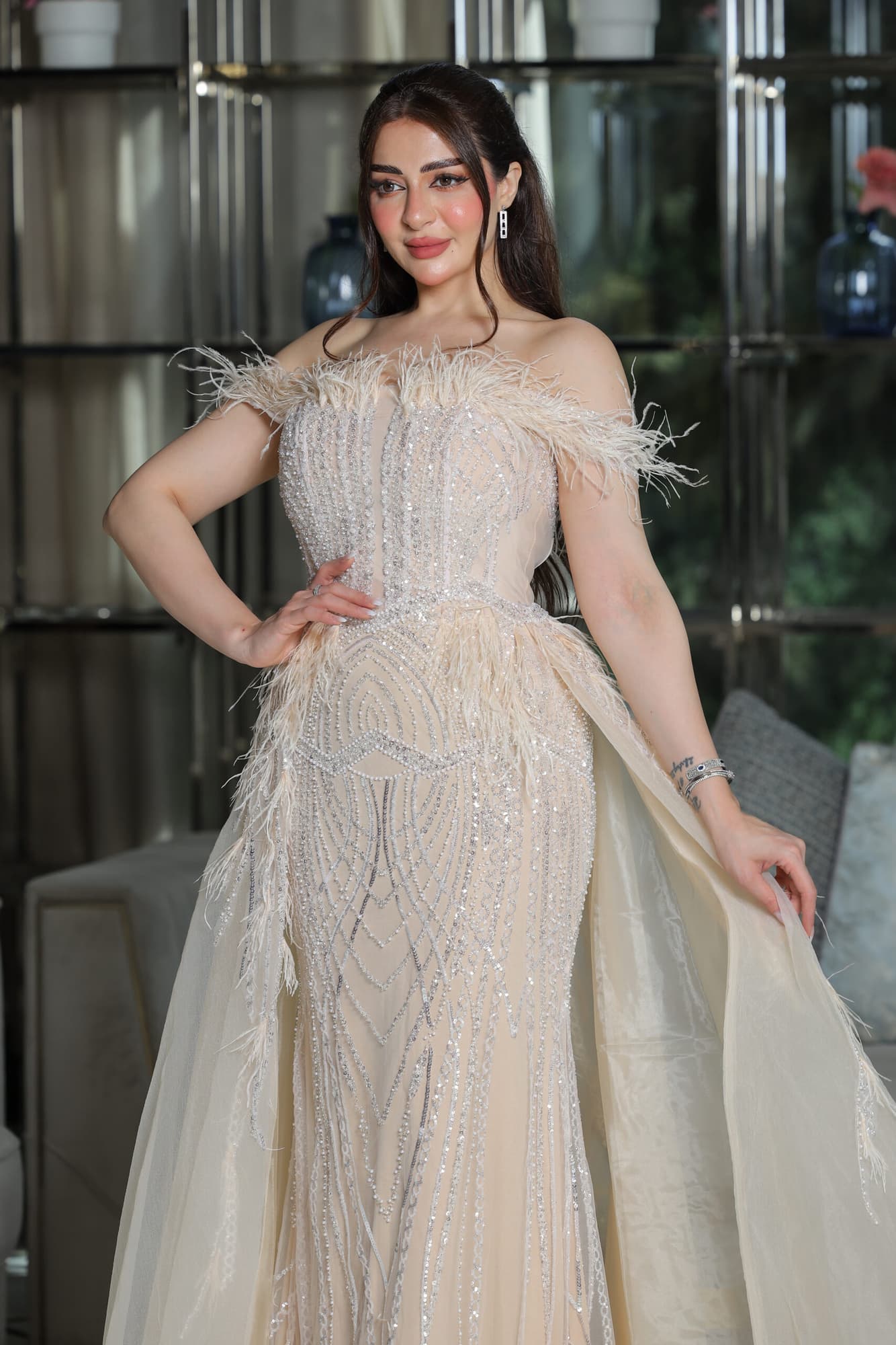 فستان سهرة باكمام منسدلة مطرز بالخرز والريش