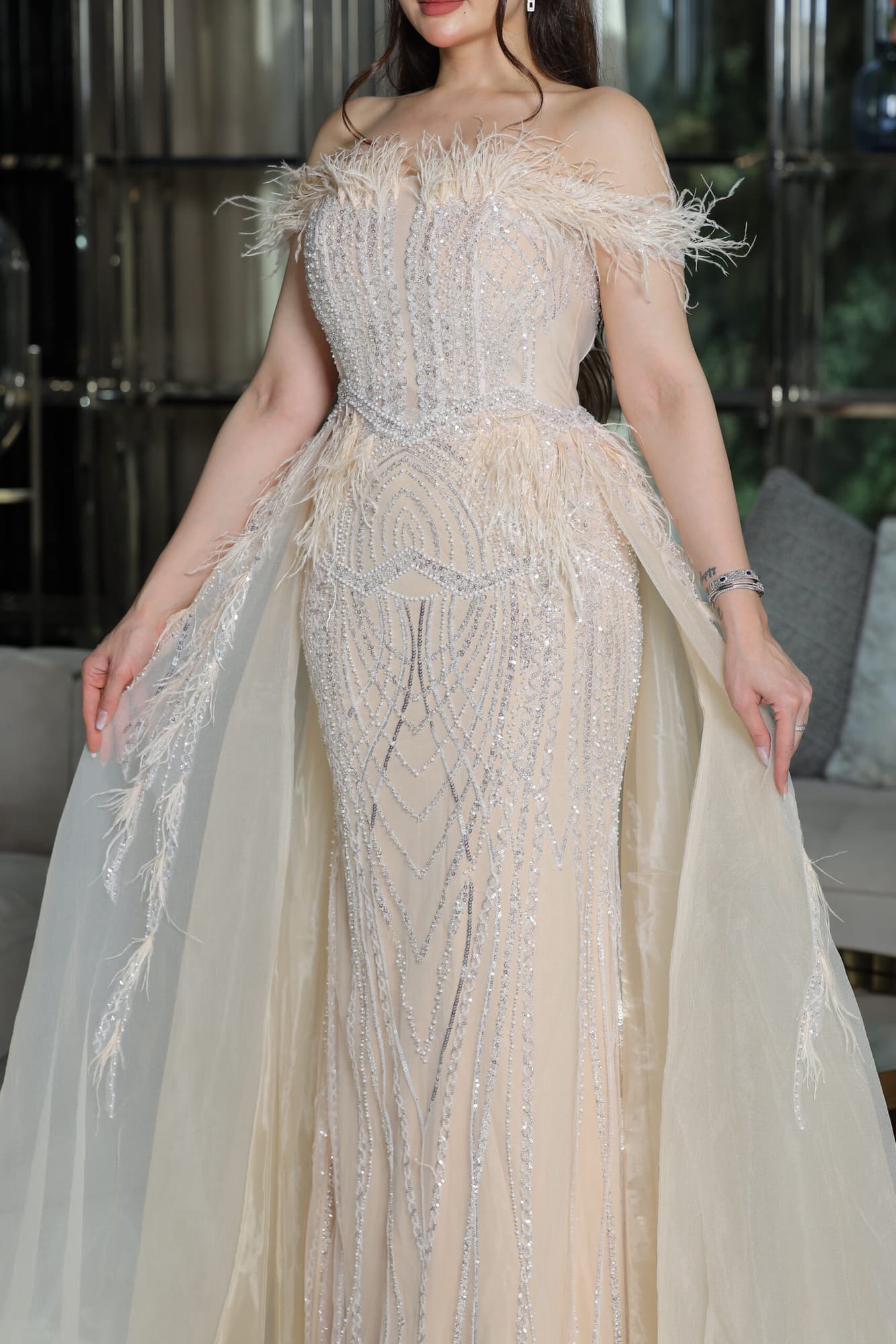 فستان سهرة باكمام منسدلة مطرز بالخرز والريش