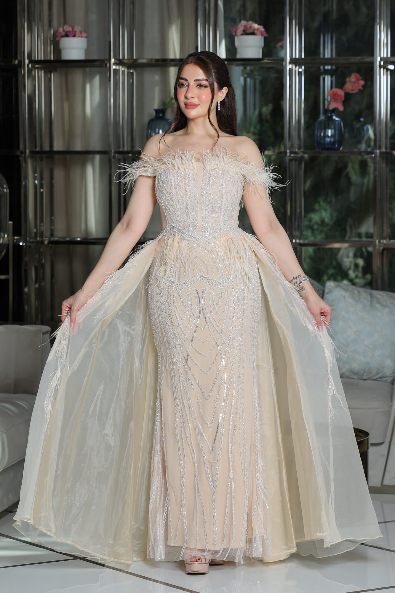 فستان سهرة باكمام منسدلة مطرز بالخرز والريش