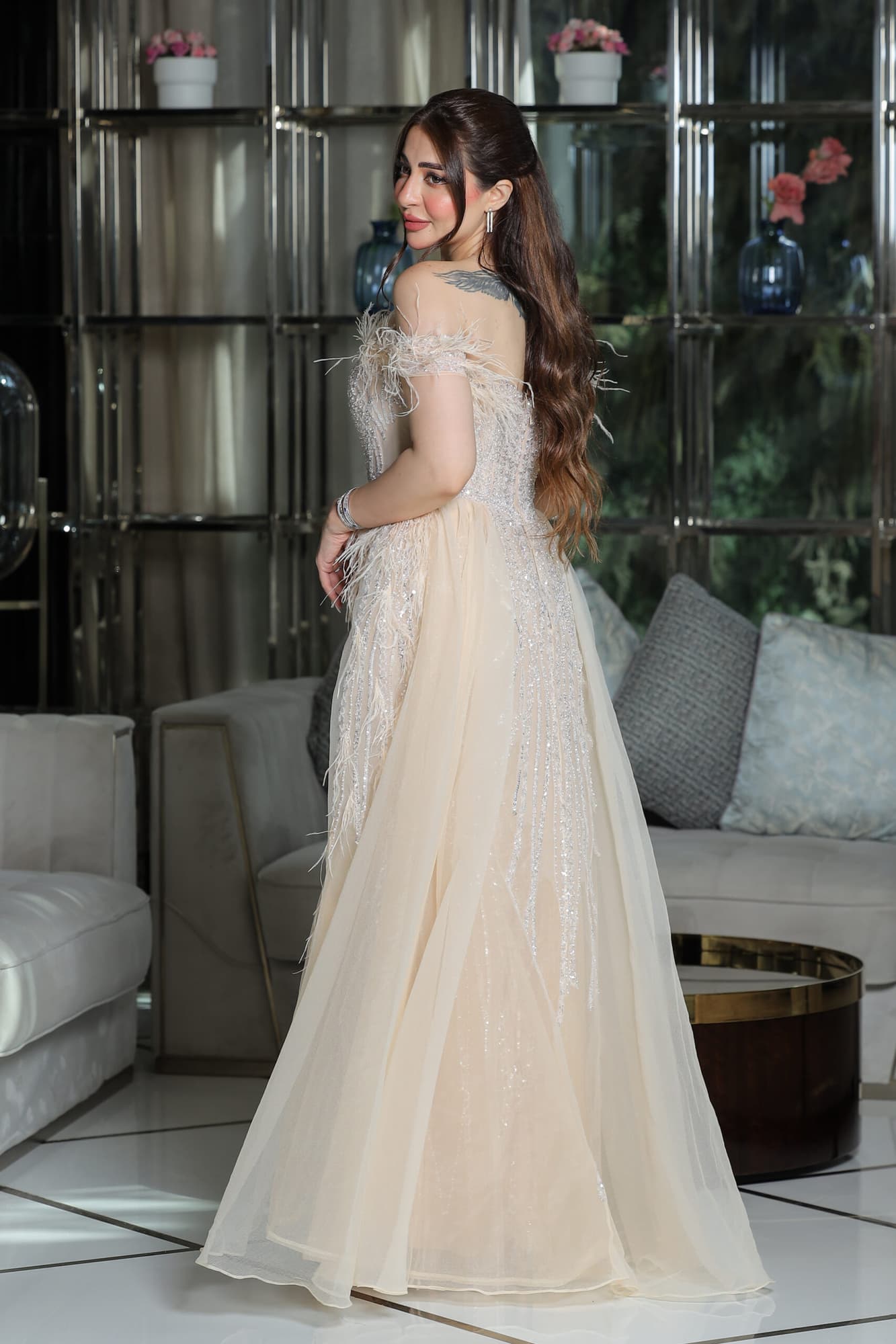 فستان سهرة باكمام منسدلة مطرز بالخرز والريش