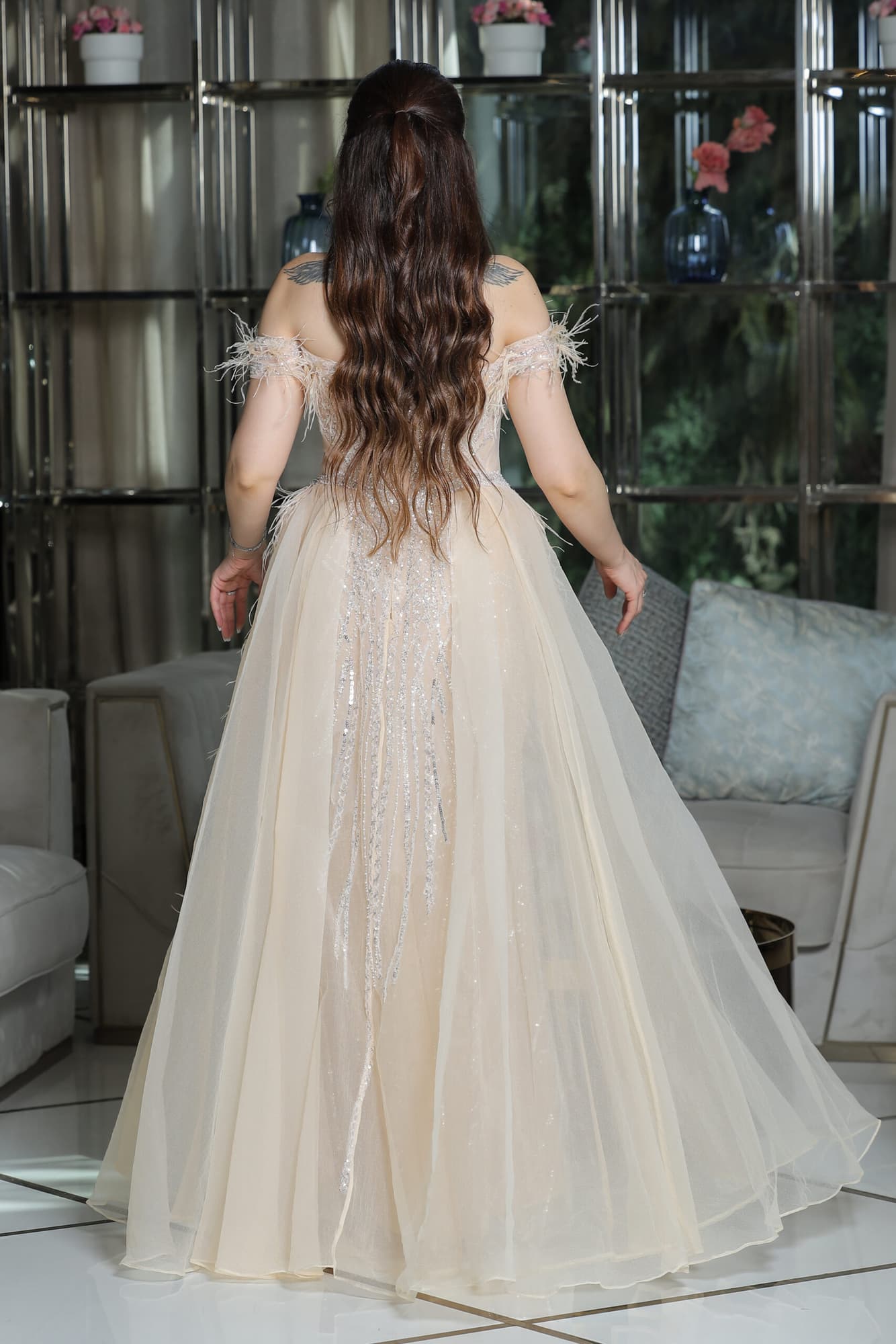 فستان سهرة باكمام منسدلة مطرز بالخرز والريش