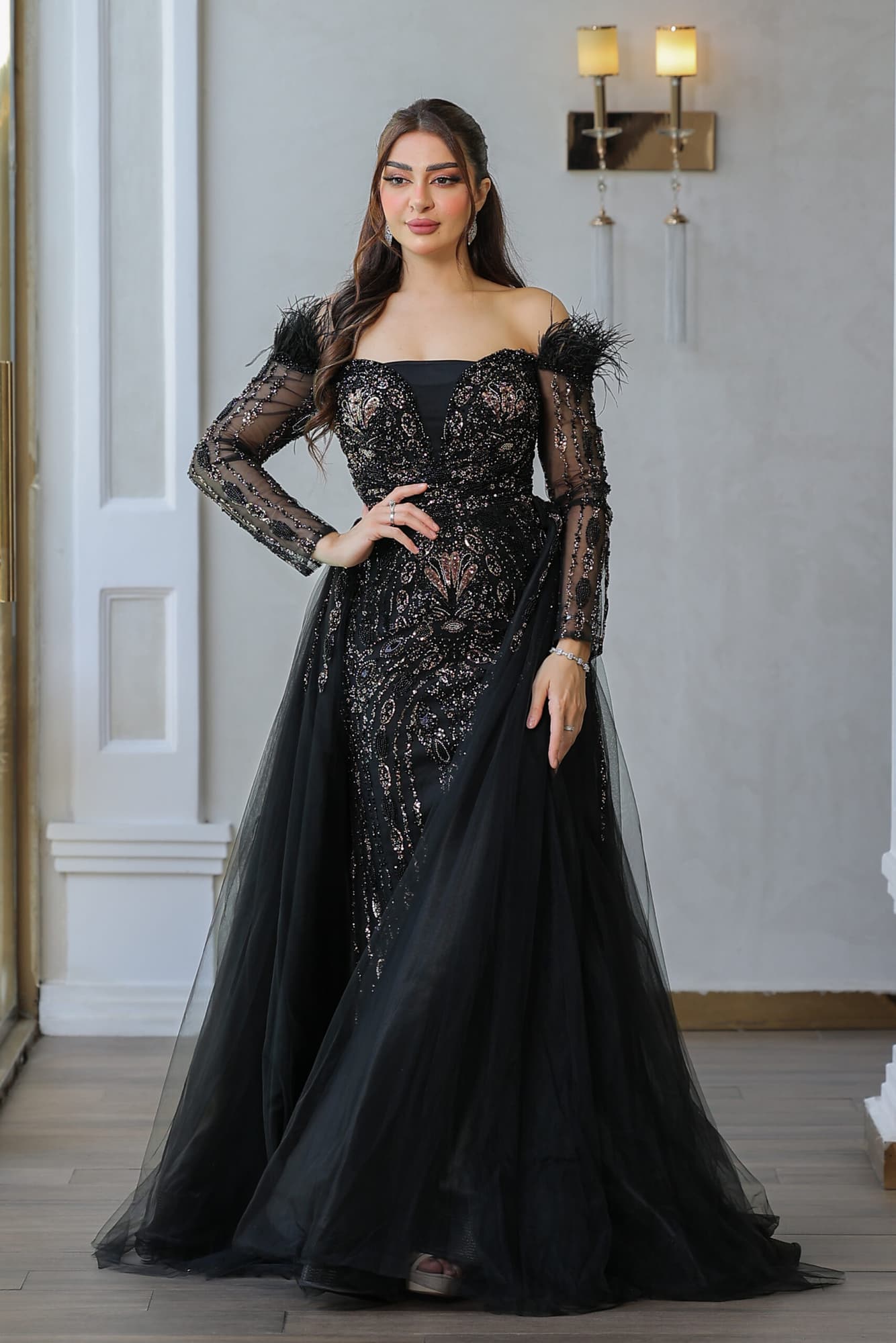 فستان سهرة ماسك باكتاف ريش بجوانب ذيل اسود