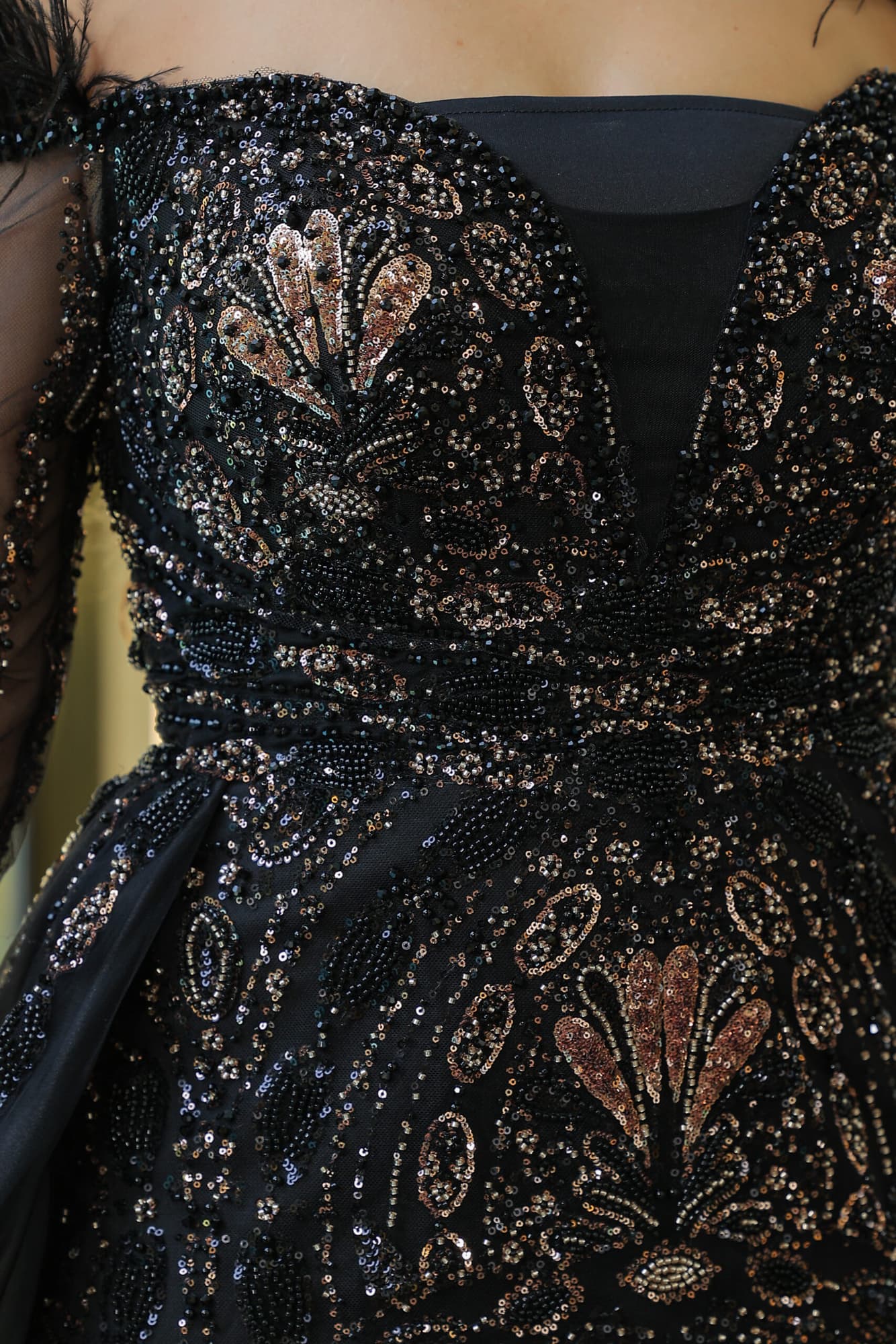 فستان سهرة ماسك باكتاف ريش بجوانب ذيل اسود