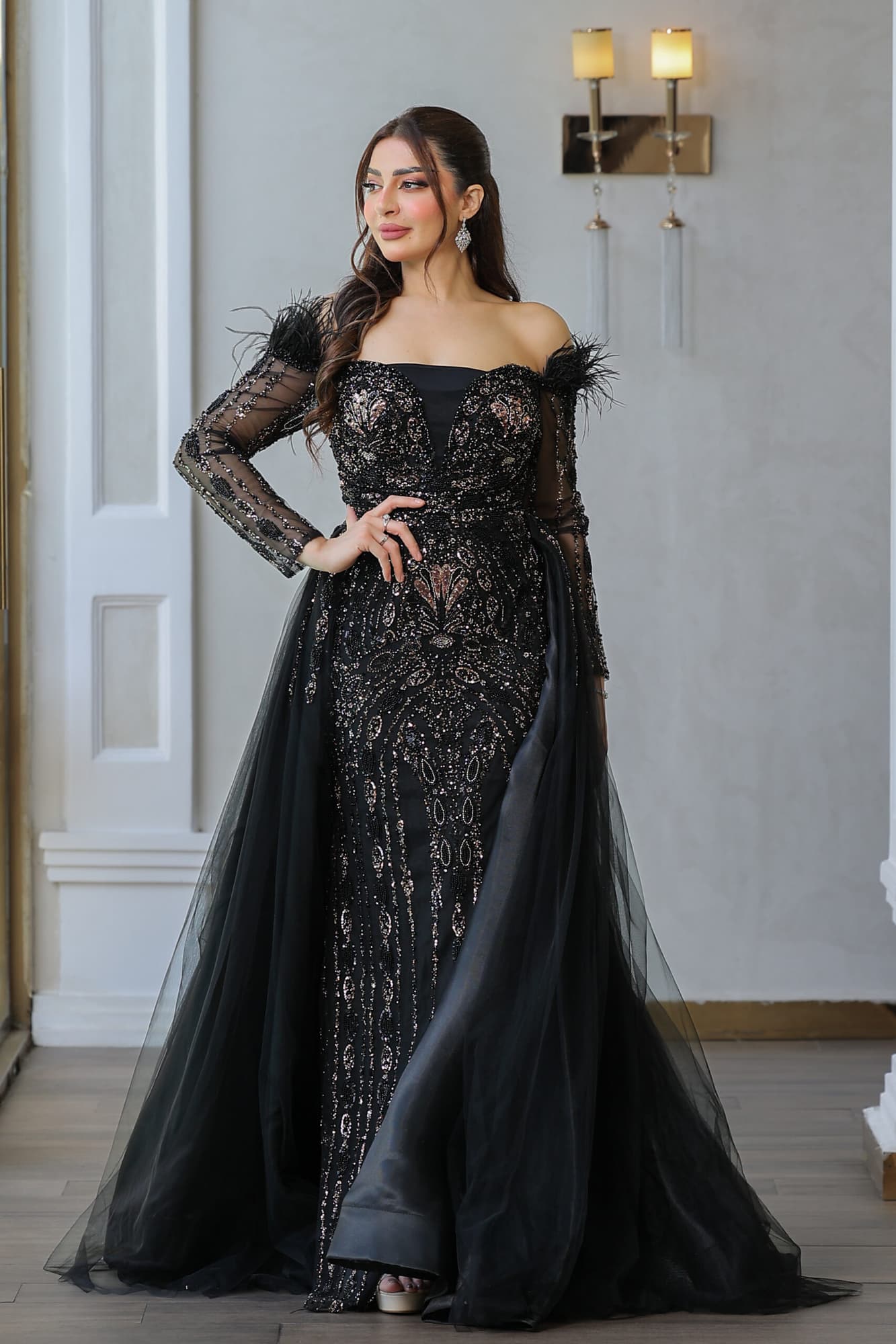 فستان سهرة ماسك باكتاف ريش بجوانب ذيل