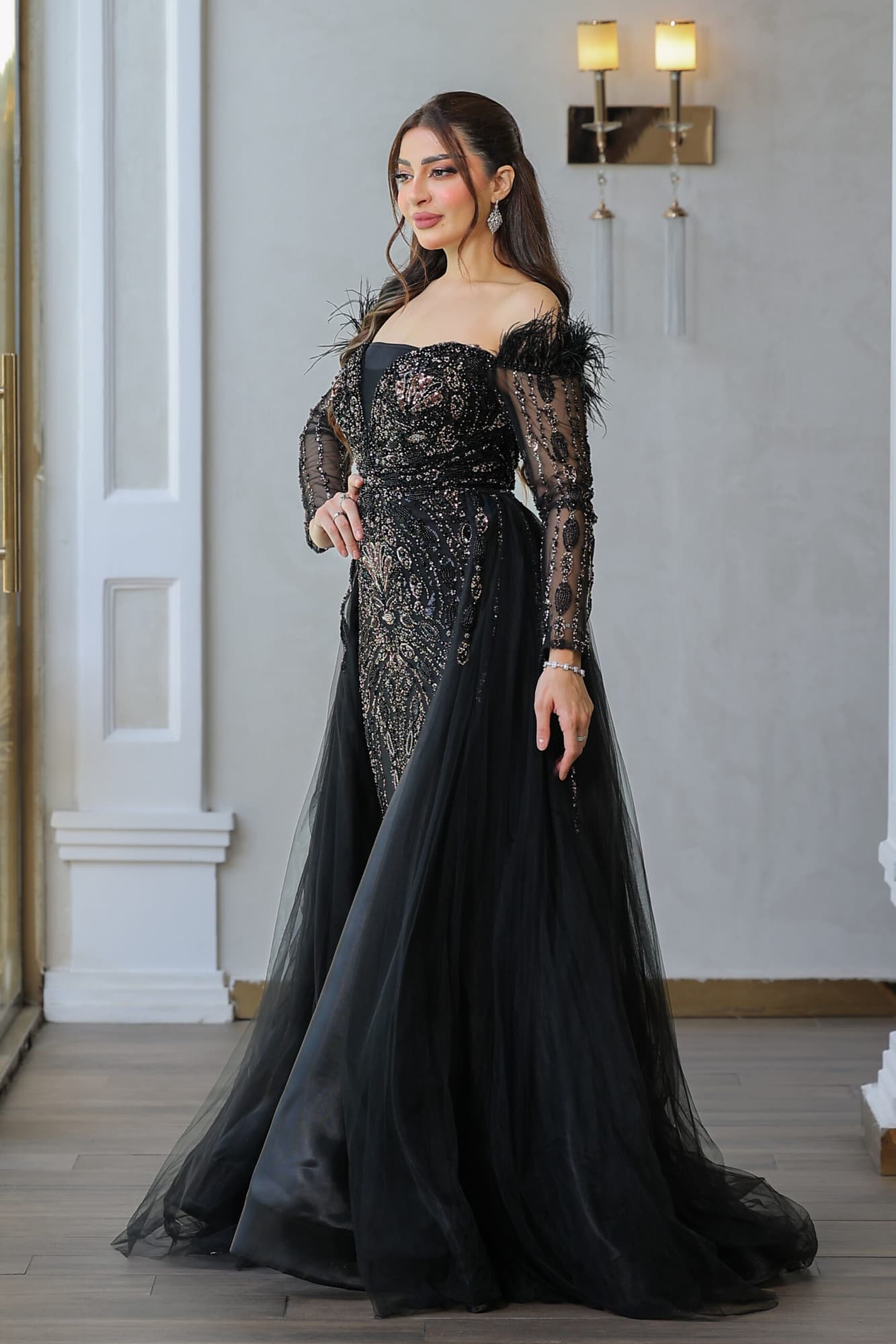 فستان سهرة ماسك باكتاف ريش بجوانب ذيل