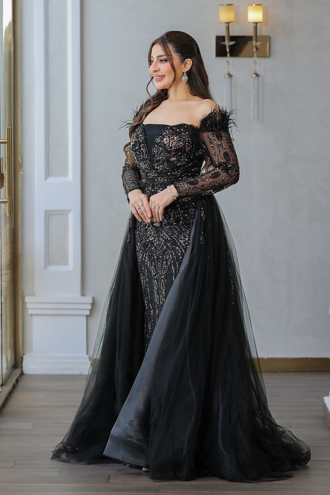 فستان سهرة ماسك باكتاف ريش بجوانب ذيل