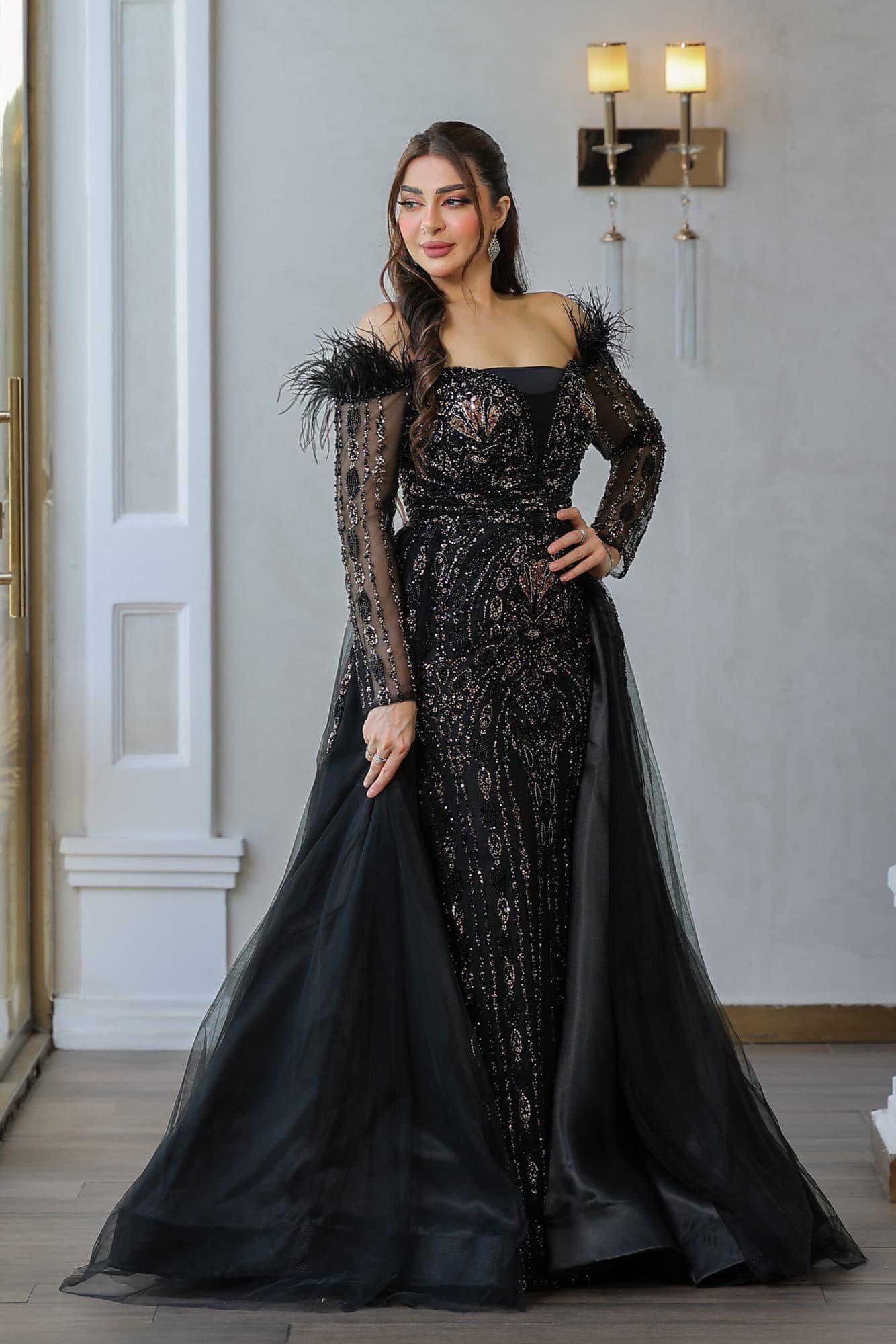 فستان سهرة ماسك باكتاف ريش بجوانب ذيل