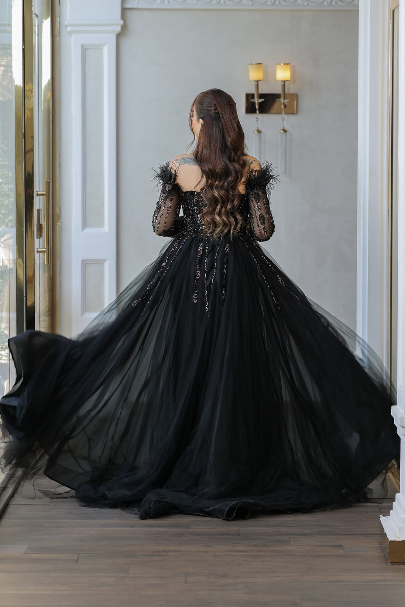 فستان سهرة ماسك باكتاف ريش بجوانب ذيل