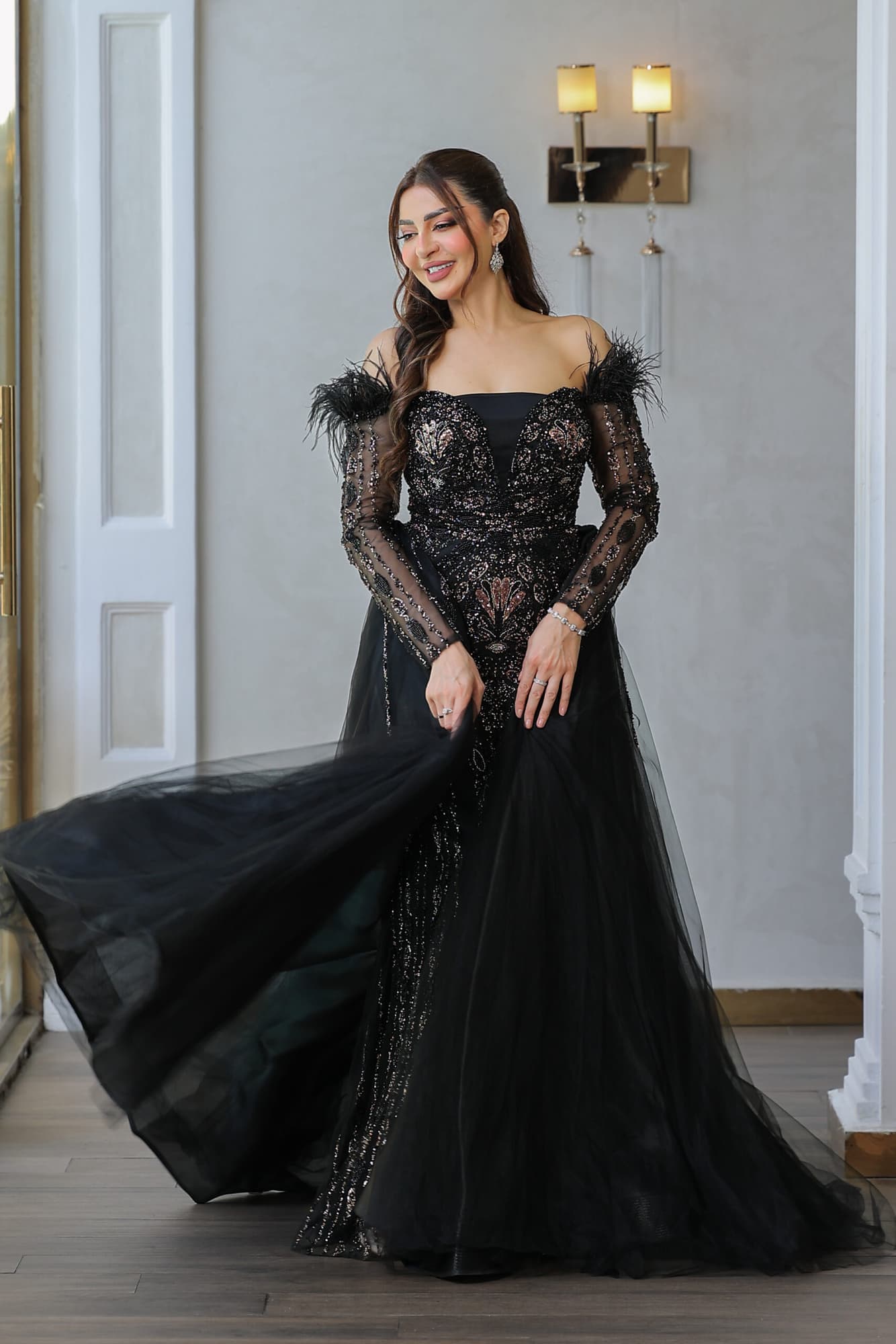 فستان سهرة ماسك باكتاف ريش بجوانب ذيل