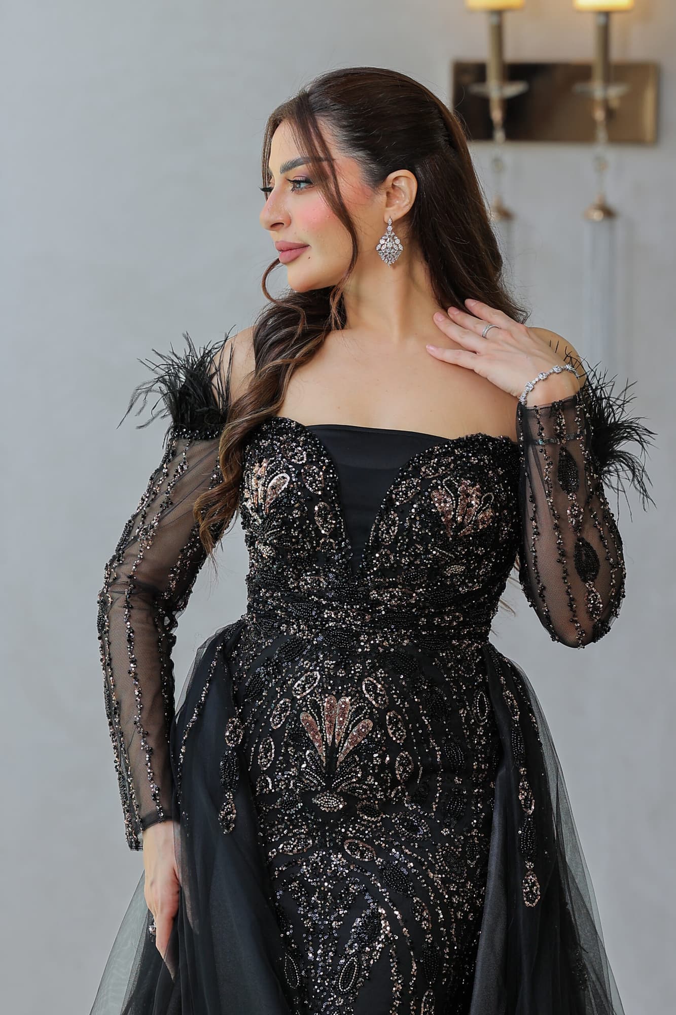 فستان سهرة ماسك باكتاف ريش بجوانب ذيل