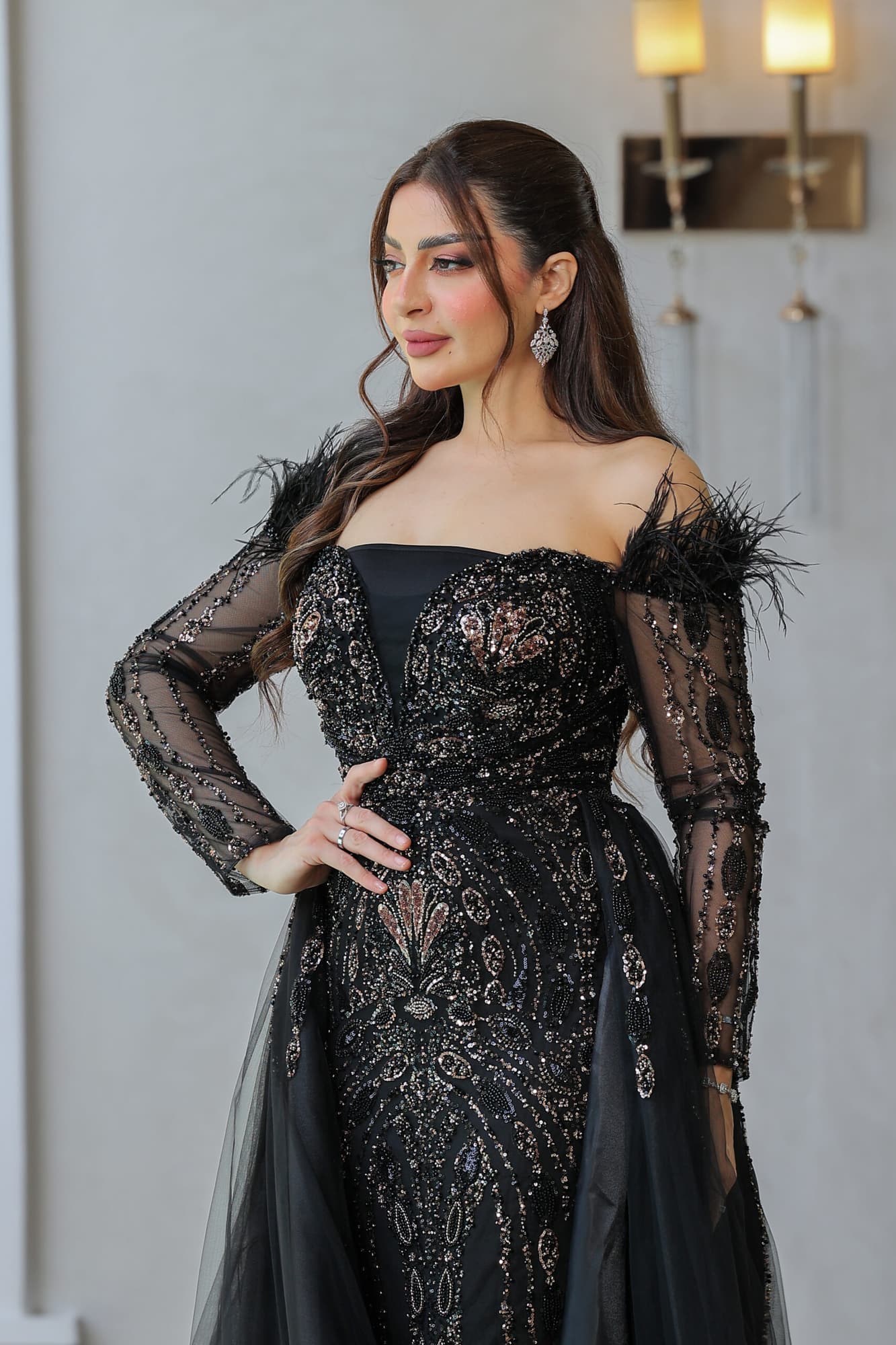 فستان سهرة ماسك باكتاف ريش بجوانب ذيل