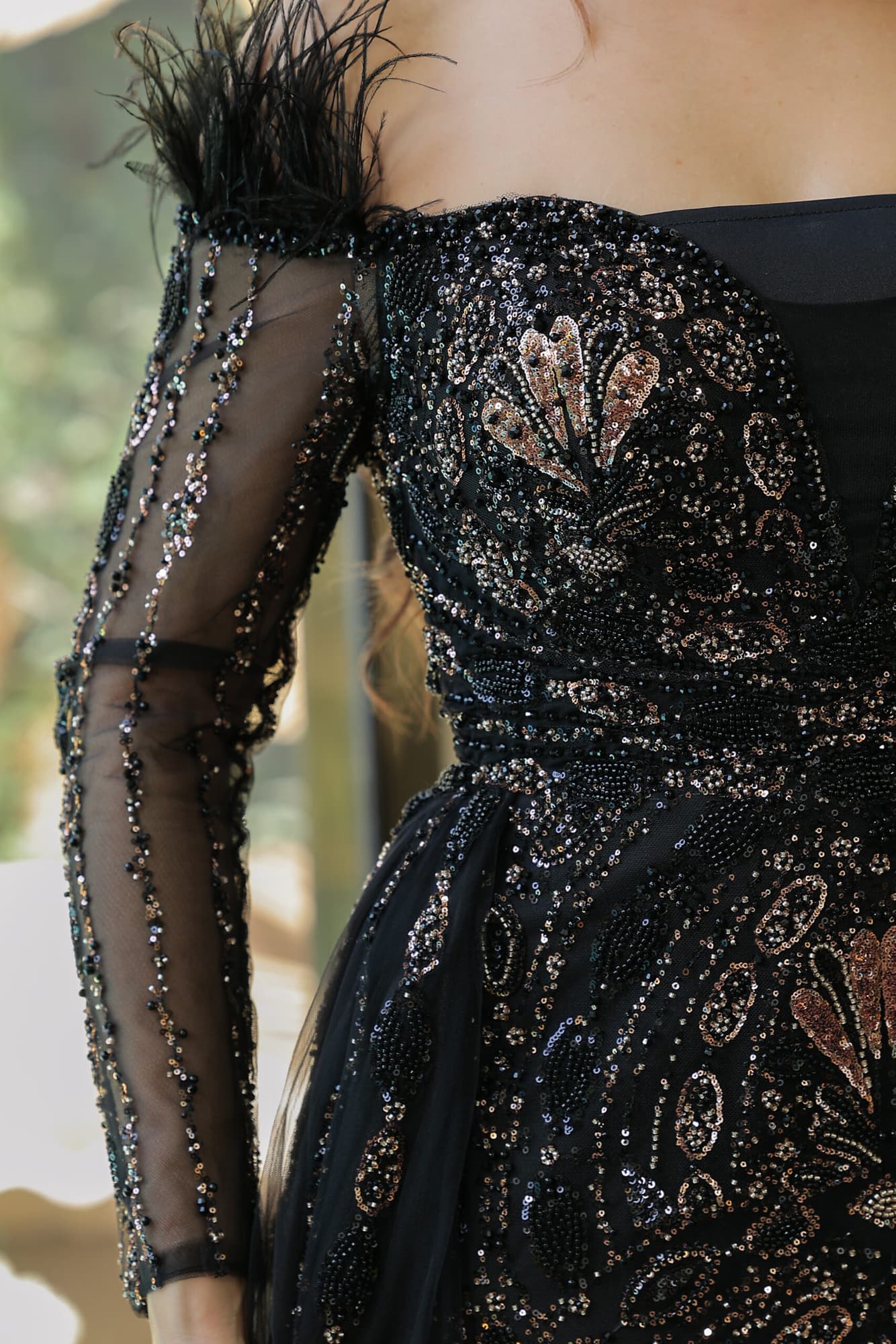 فستان سهرة ماسك باكتاف ريش بجوانب ذيل