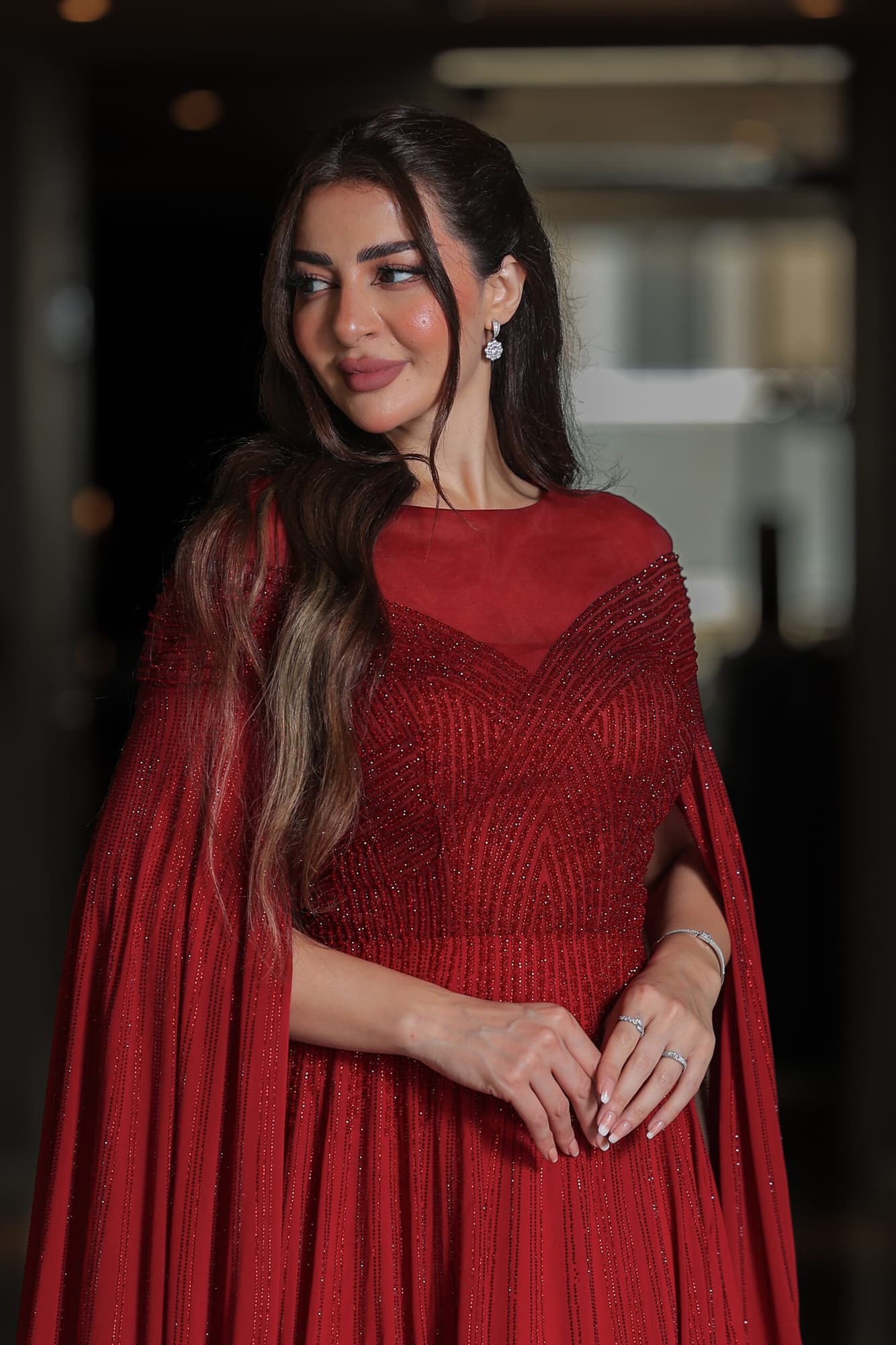 فستان سهرة أنيق مزين بفصوص براقة واكمام كيب