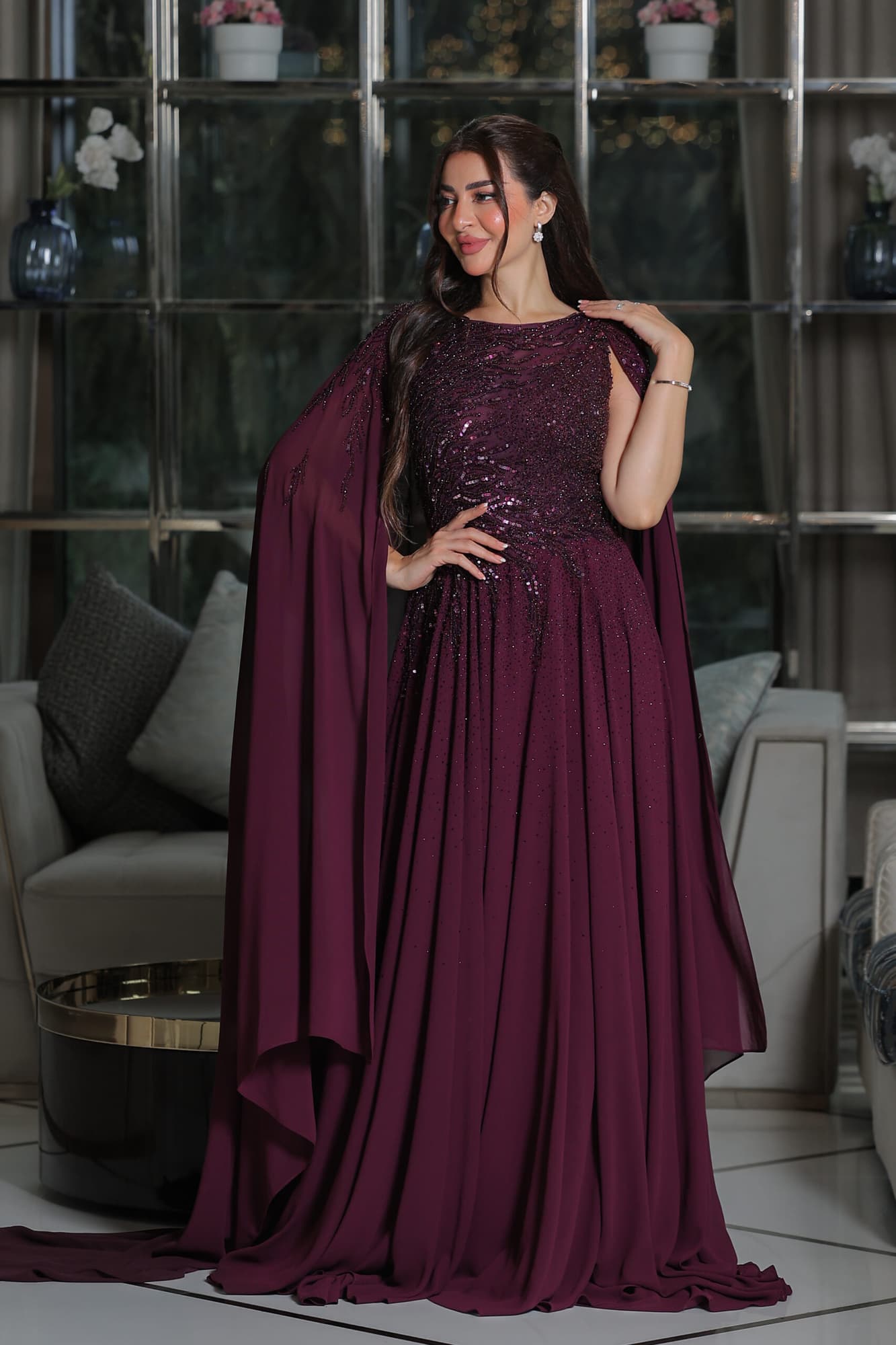 فستان سهرة من خامة الشيفون بتطريز ناعم واكمام الكيب