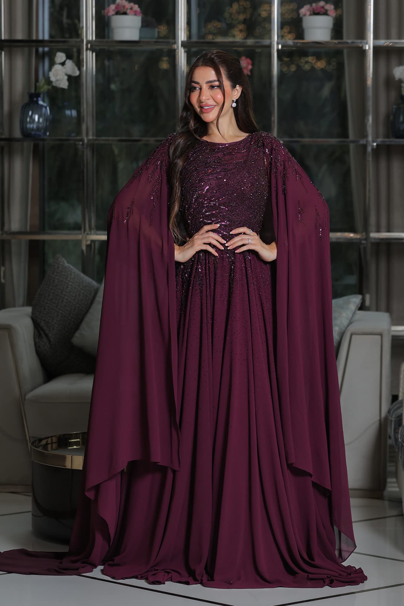 فستان سهرة من خامة الشيفون بتطريز ناعم واكمام الكيب