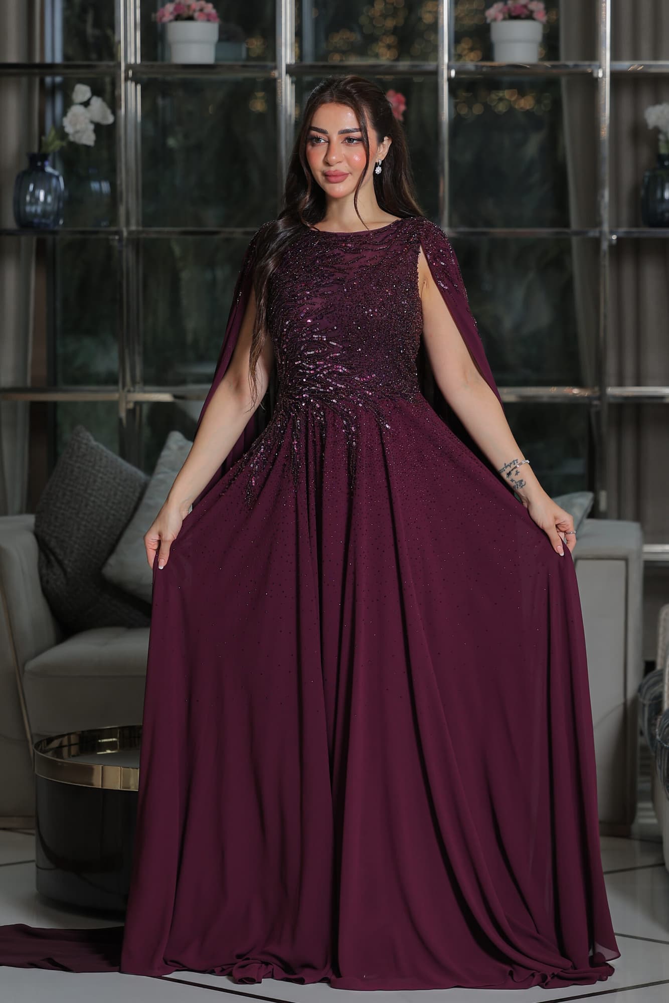 فستان سهرة من خامة الشيفون بتطريز ناعم واكمام الكيب