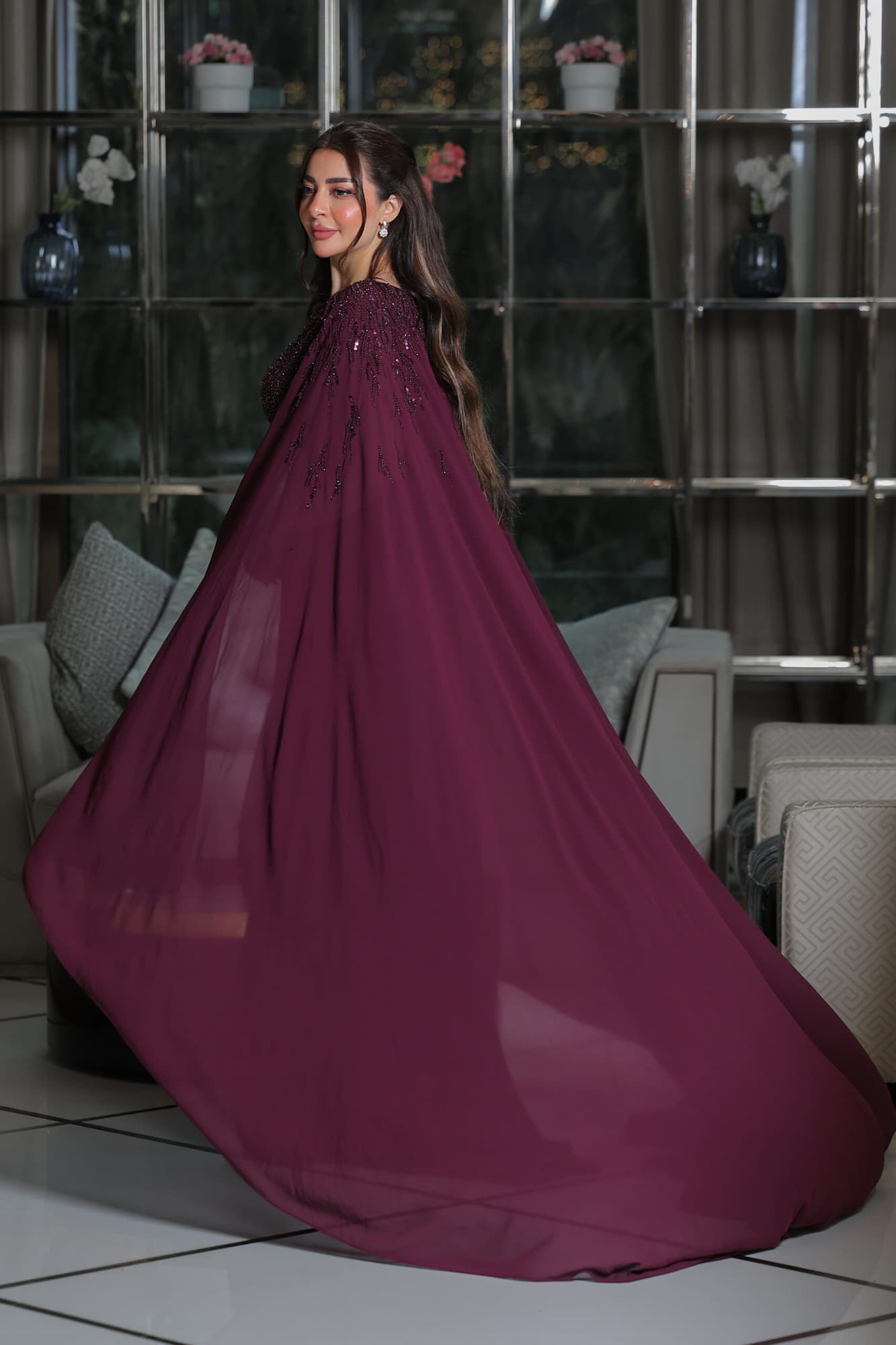 فستان سهرة من خامة الشيفون بتطريز ناعم واكمام الكيب