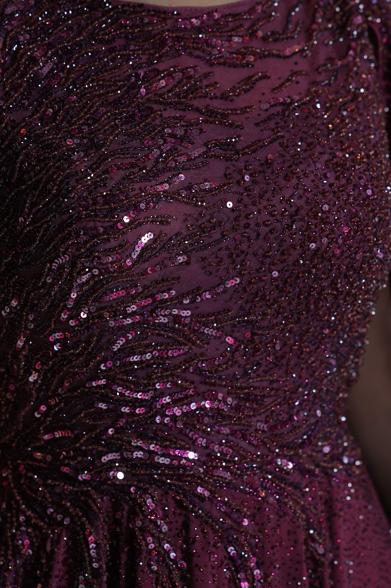 فستان سهرة من خامة الشيفون بتطريز ناعم واكمام الكيب