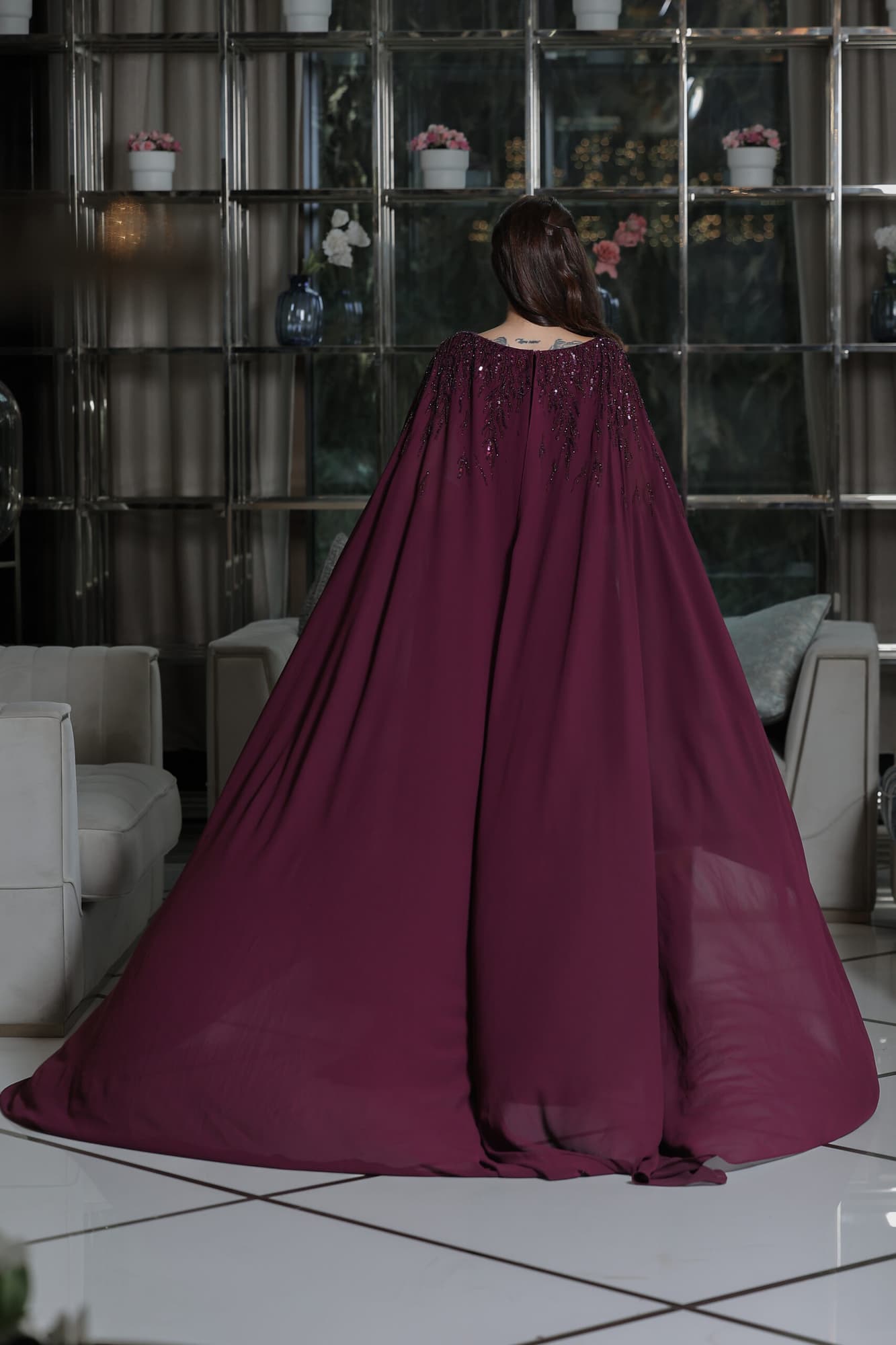 فستان سهرة من خامة الشيفون بتطريز ناعم واكمام الكيب