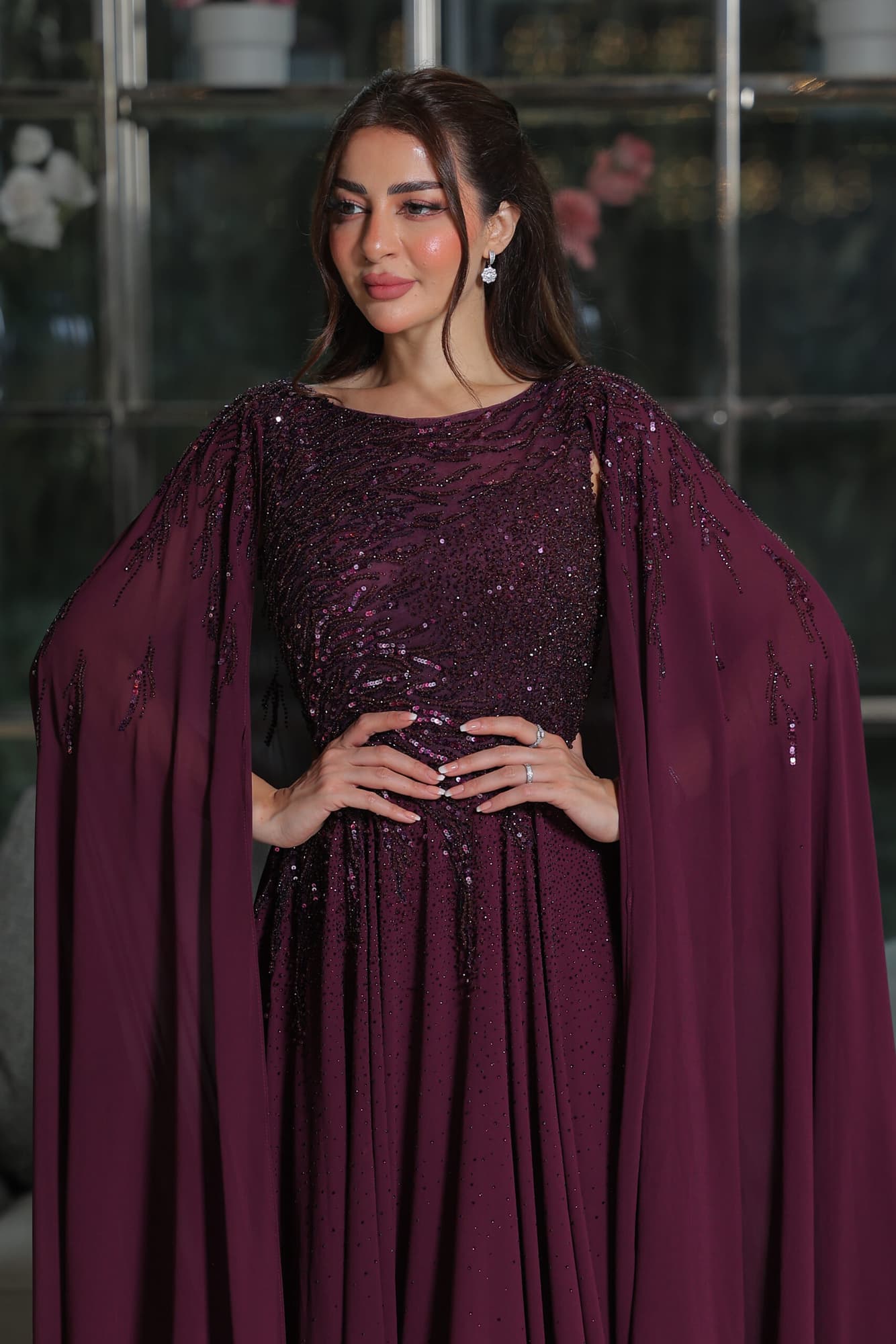 فستان سهرة من خامة الشيفون بتطريز ناعم واكمام الكيب