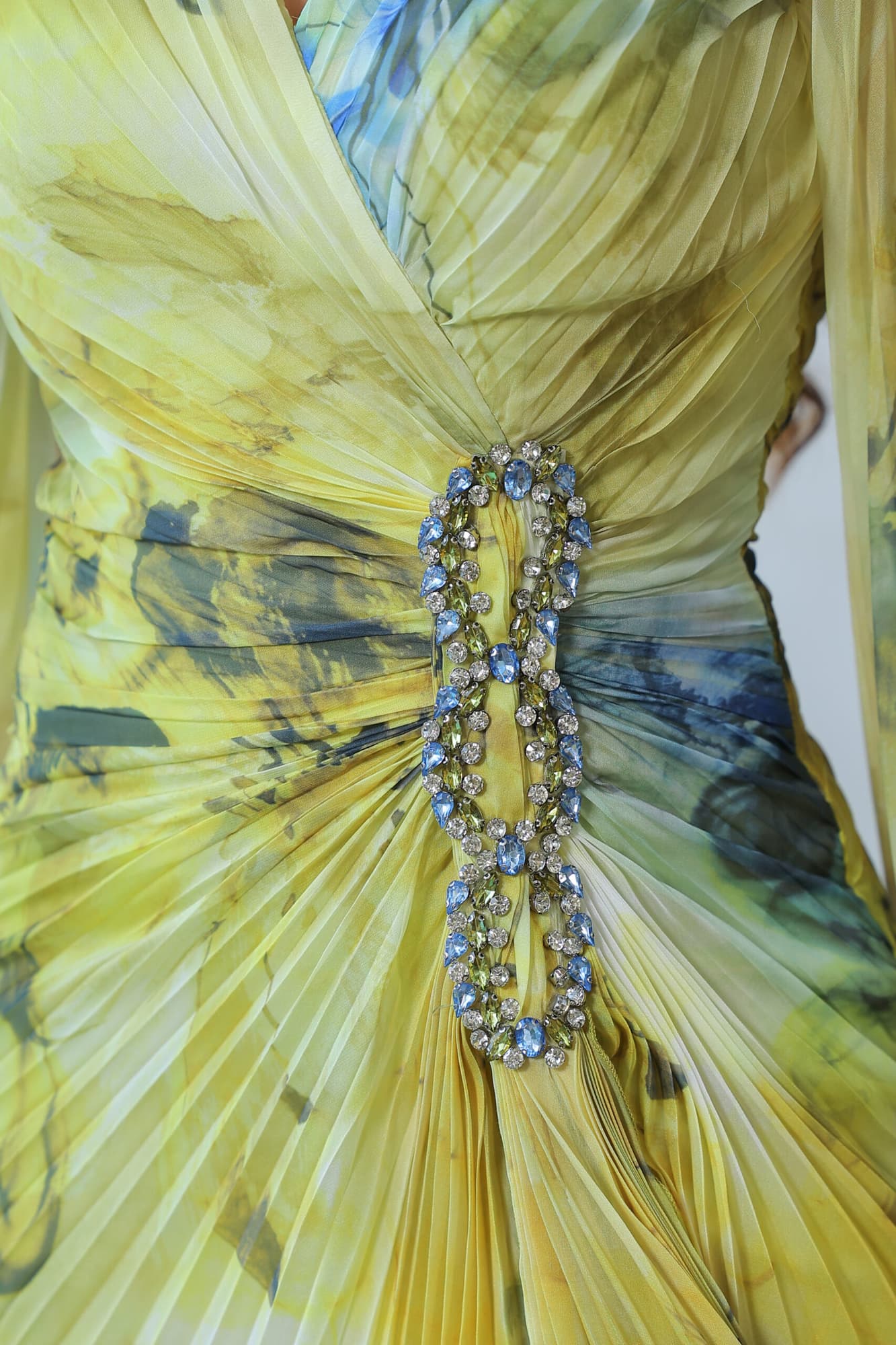 فستان ناعم كسرات بالوان متدرجه وفتحة ساق ليموني