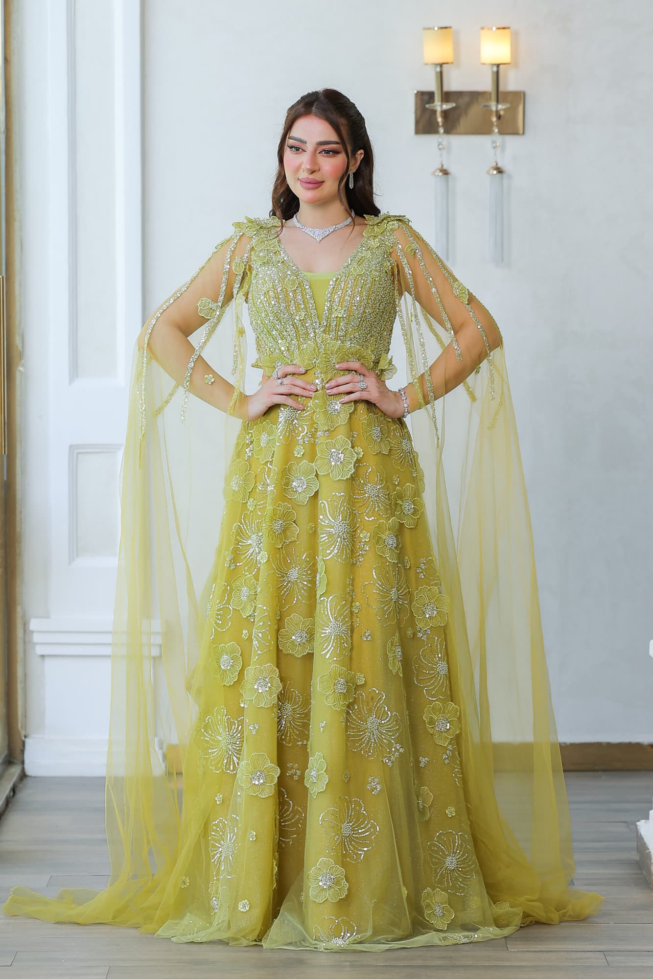 فستان سهرة باكمام كيب طويل مزين بالخرز كموني