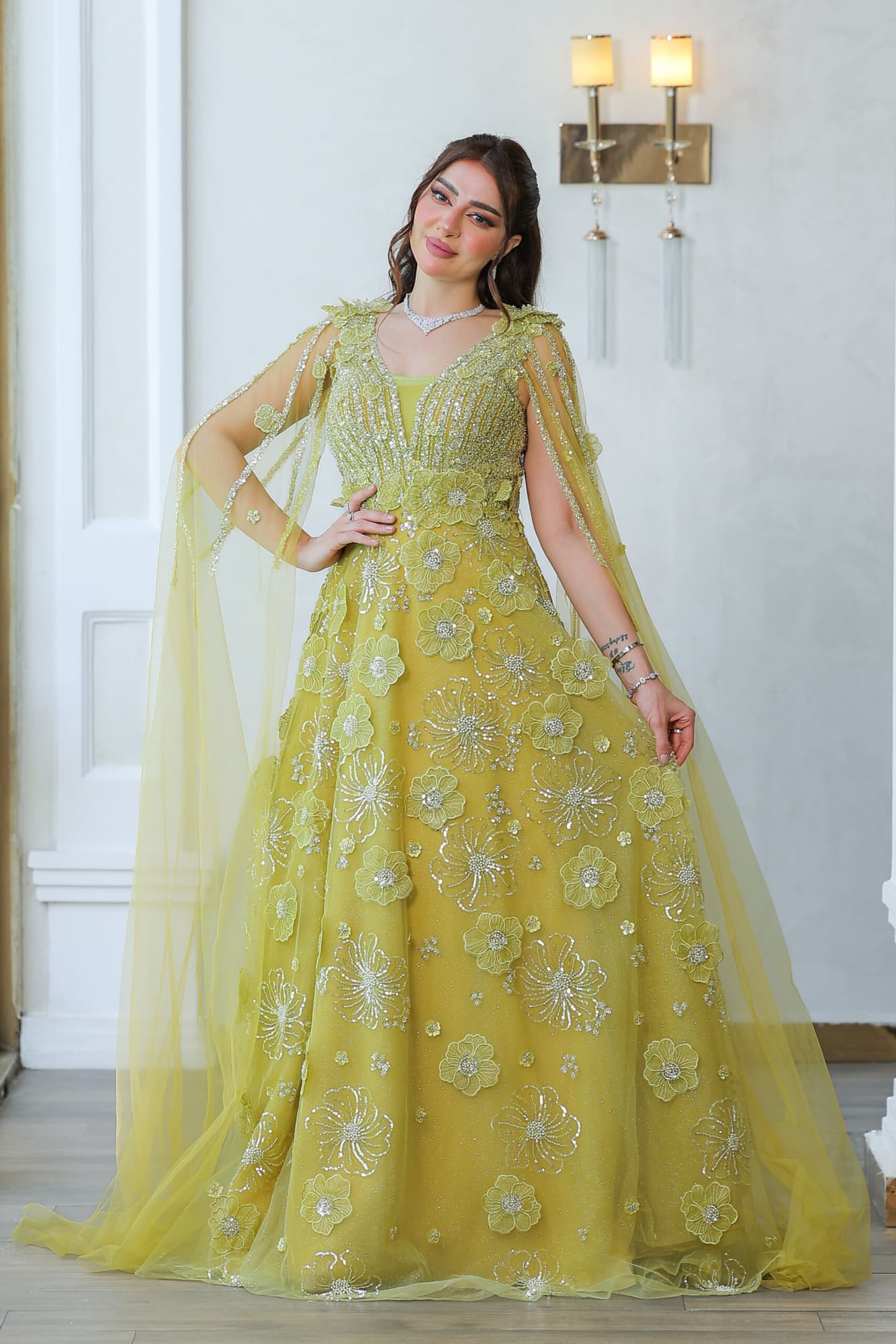 فستان سهرة باكمام كيب طويل مزين بالخرز