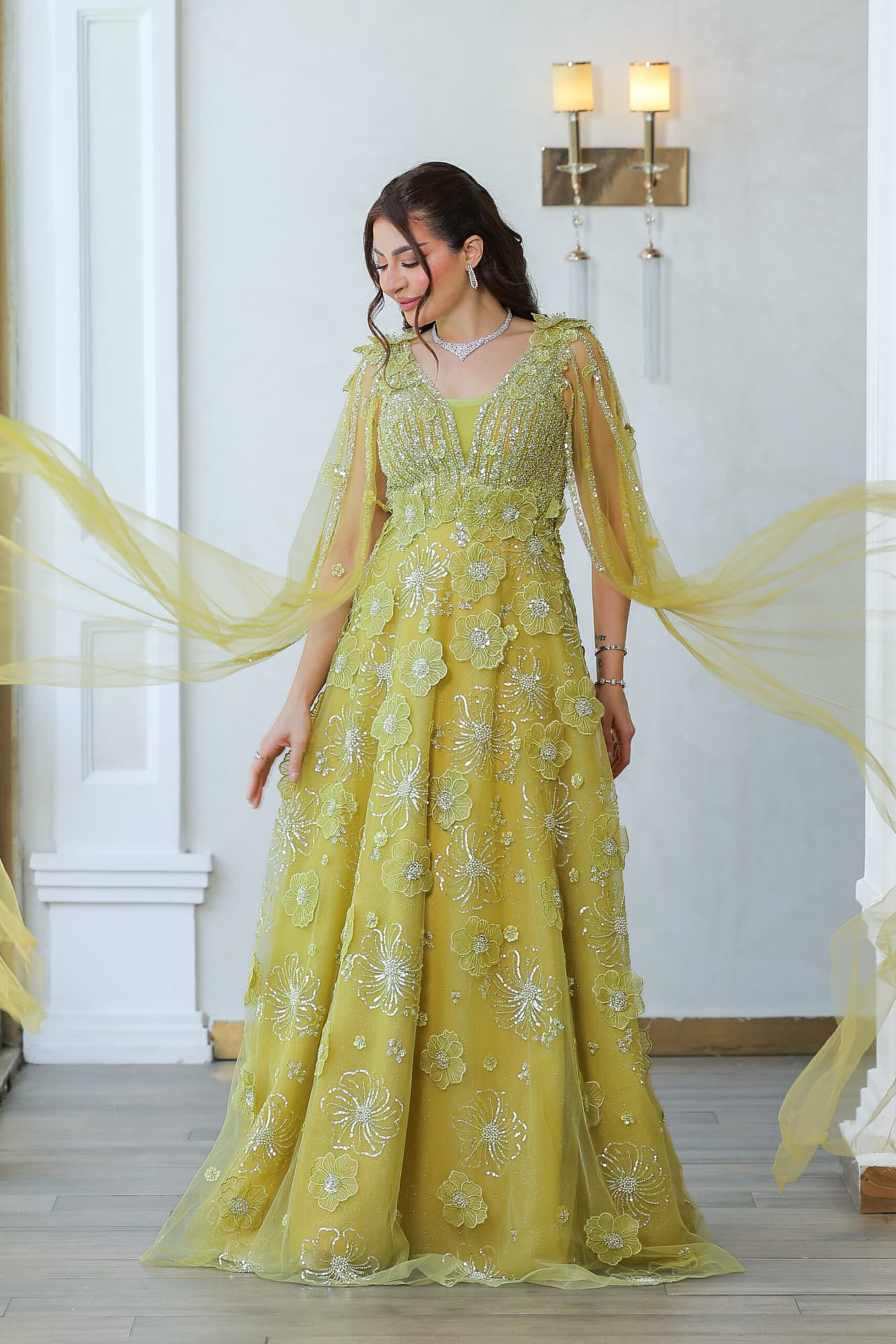 فستان سهرة باكمام كيب طويل مزين بالخرز