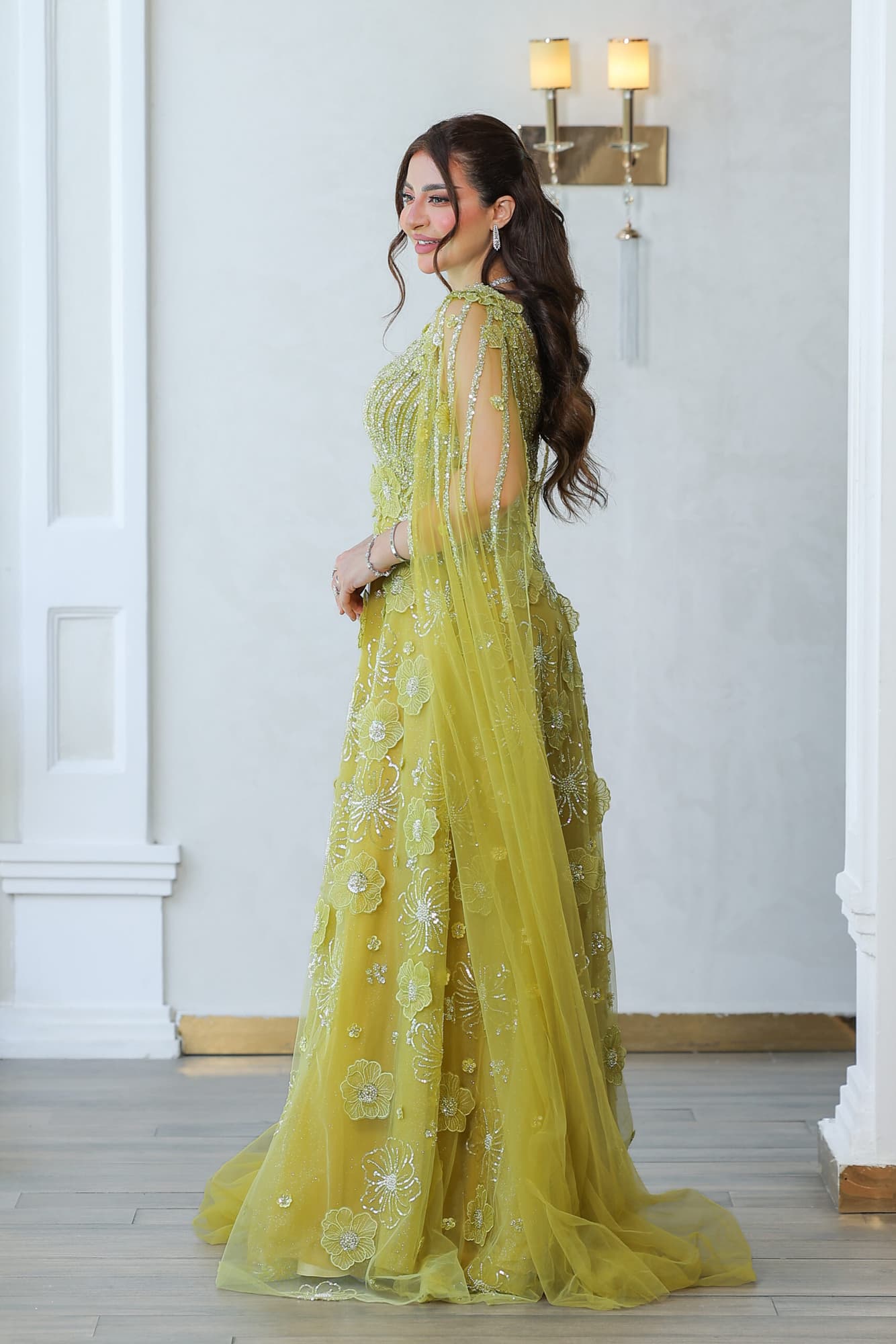 فستان سهرة باكمام كيب طويل مزين بالخرز