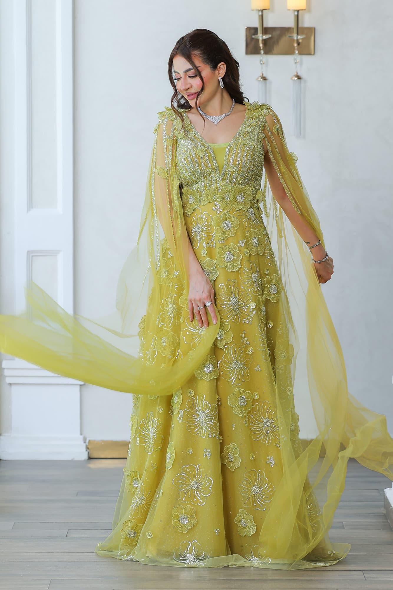 فستان سهرة باكمام كيب طويل مزين بالخرز