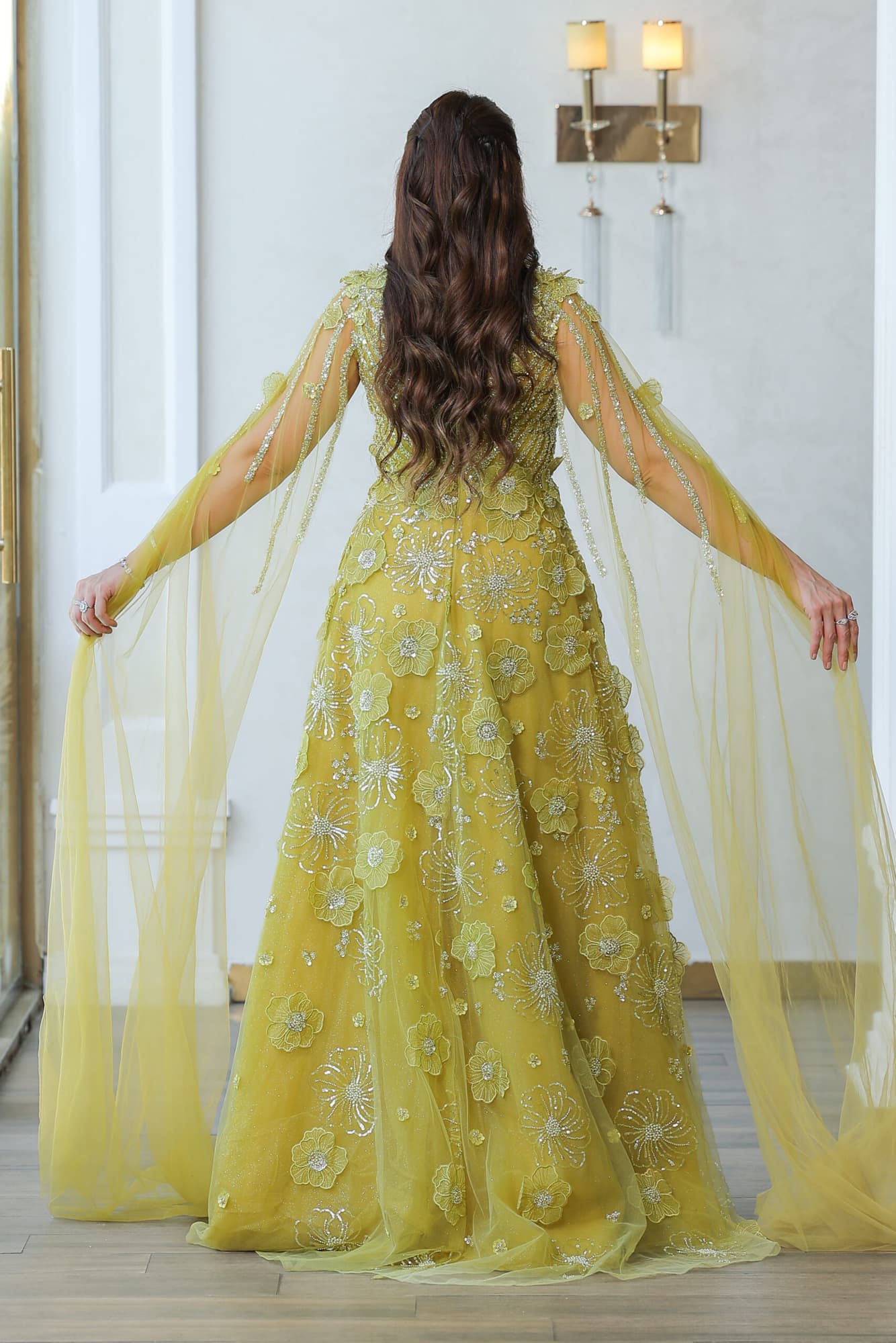 فستان سهرة باكمام كيب طويل مزين بالخرز