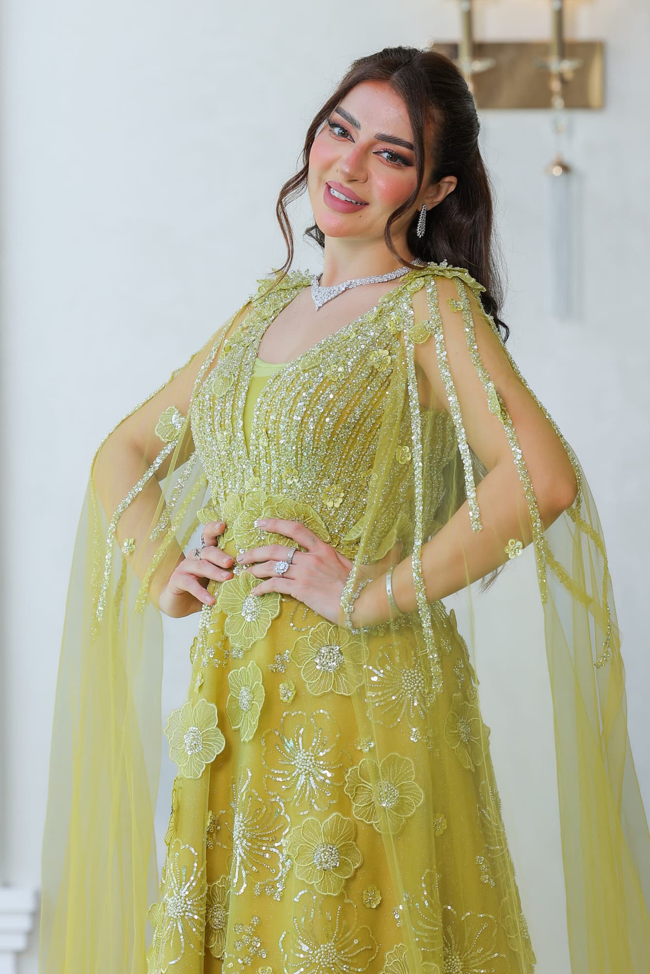 فستان سهرة باكمام كيب طويل مزين بالخرز