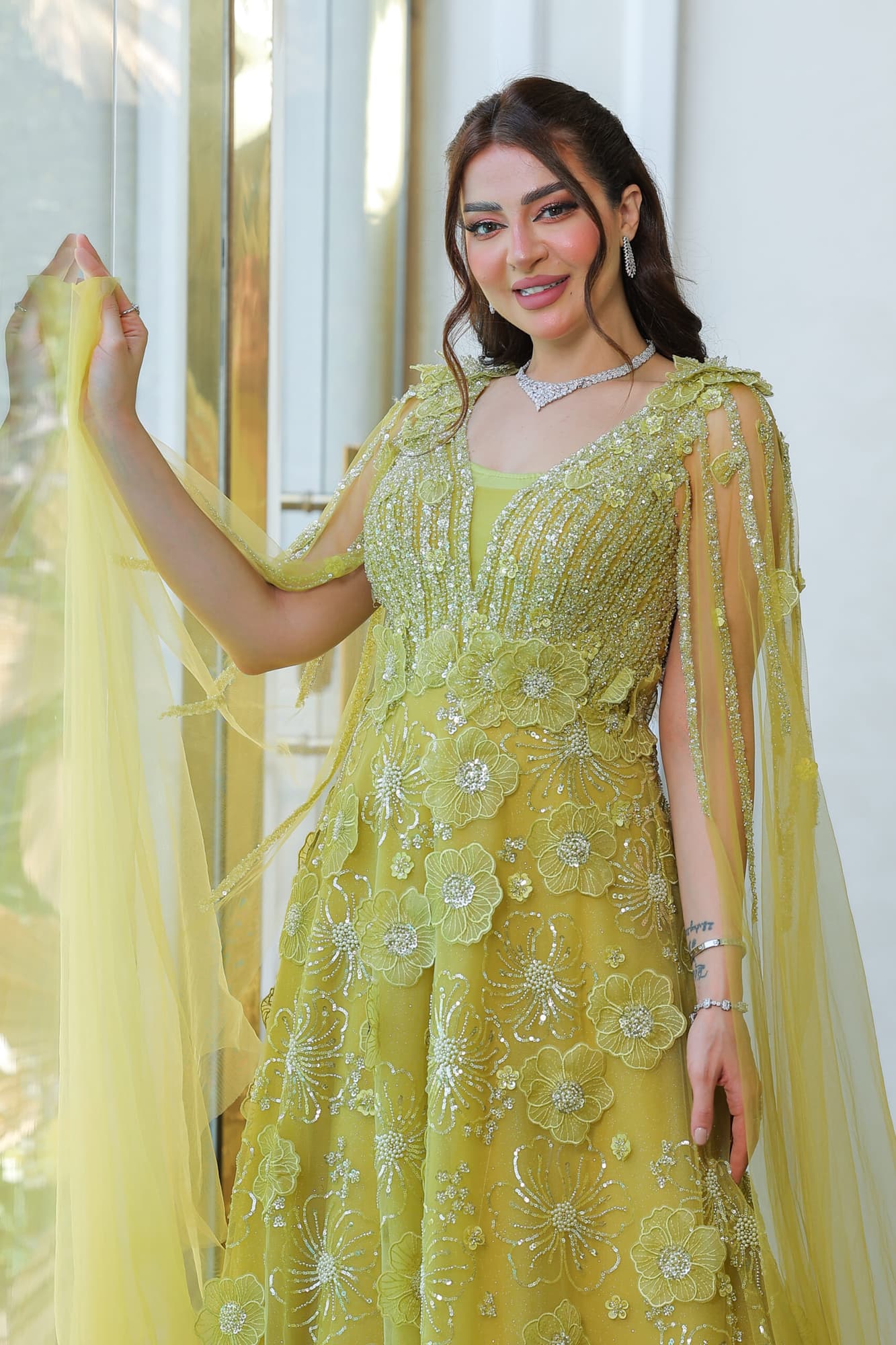 فستان سهرة باكمام كيب طويل مزين بالخرز