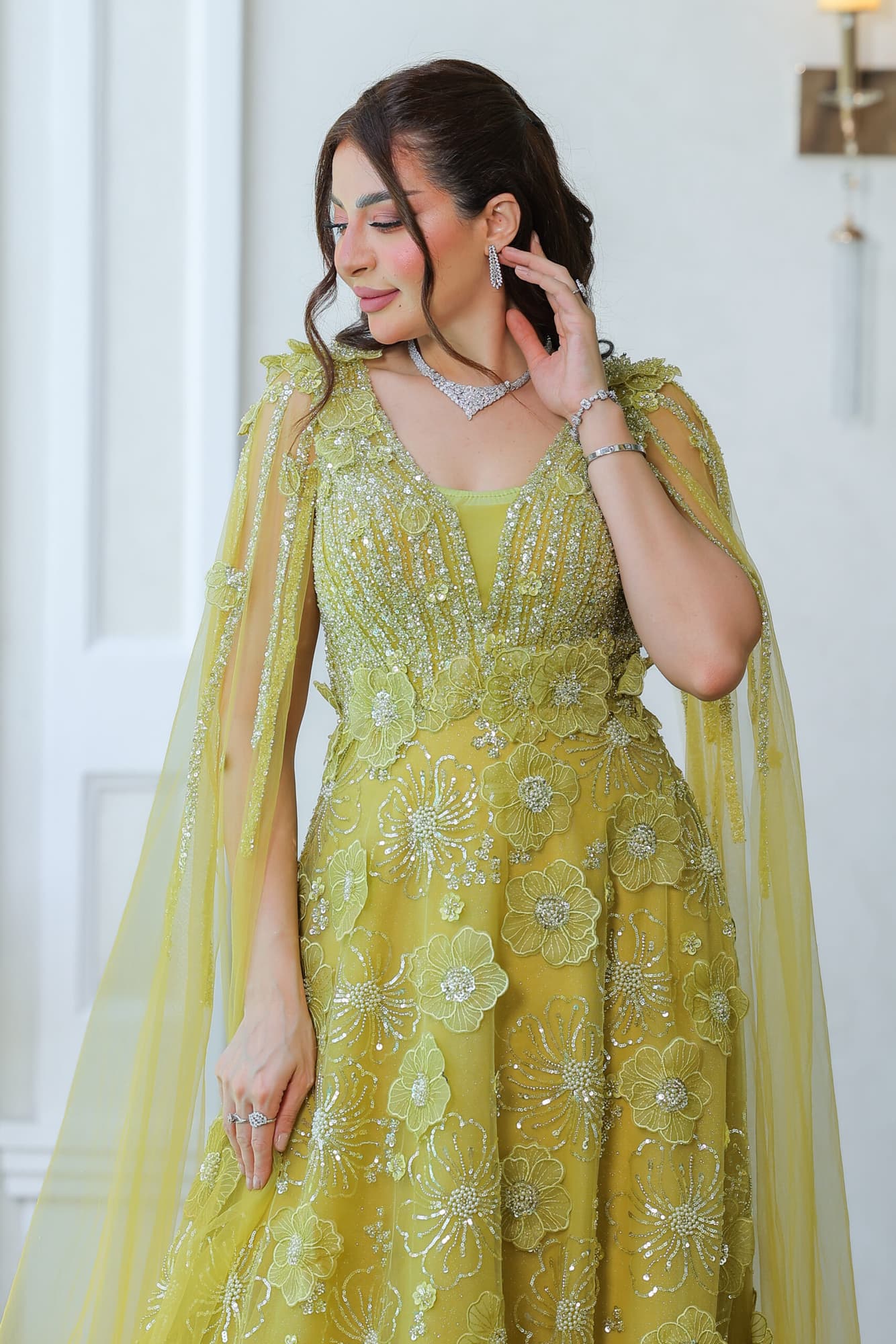 فستان سهرة باكمام كيب طويل مزين بالخرز