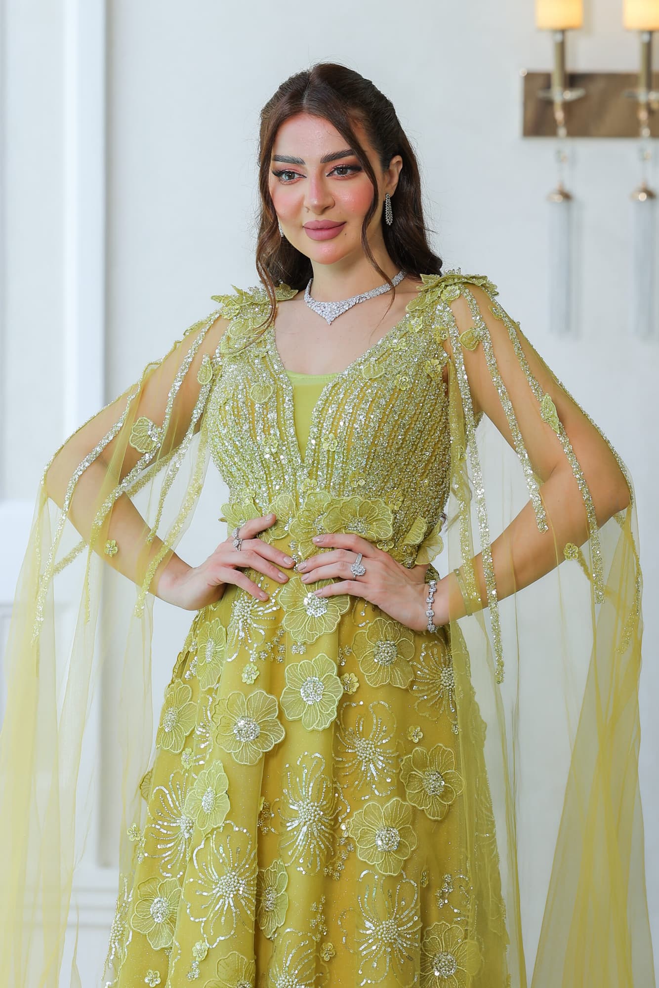 فستان سهرة باكمام كيب طويل مزين بالخرز