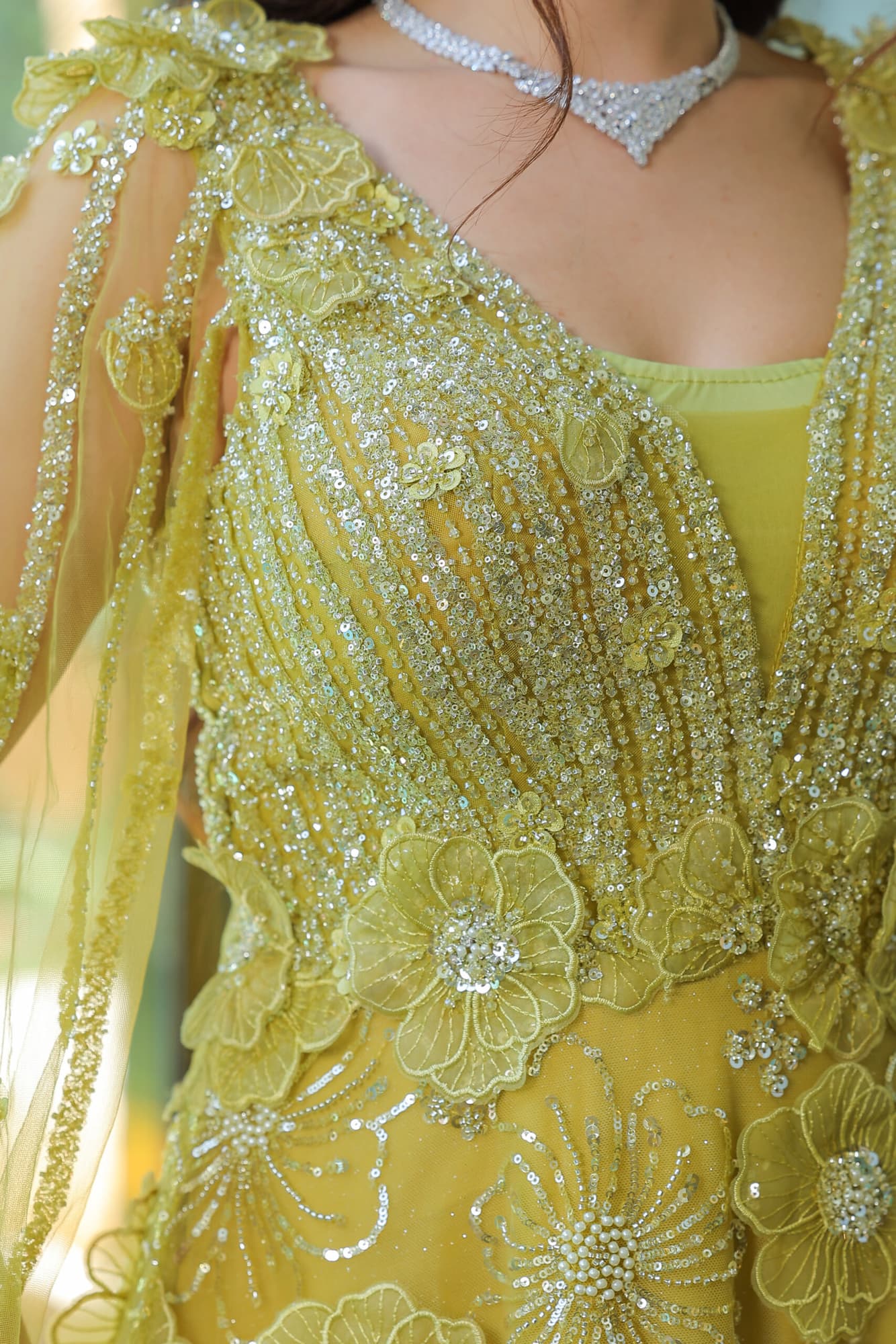 فستان سهرة باكمام كيب طويل مزين بالخرز