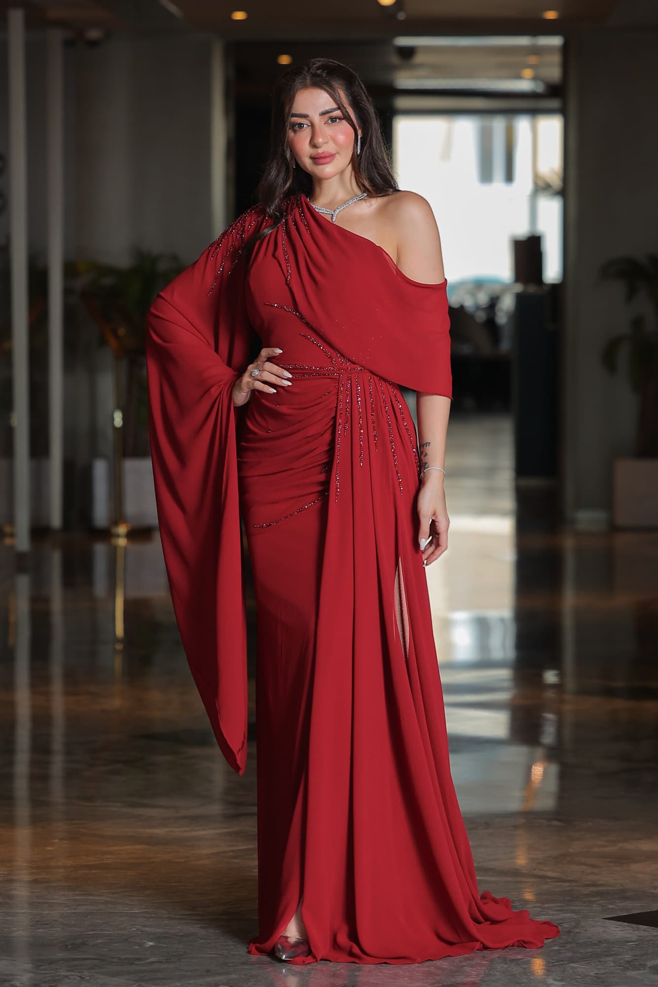 فستان سهرة بكم منسدل مزين بالكرستالات