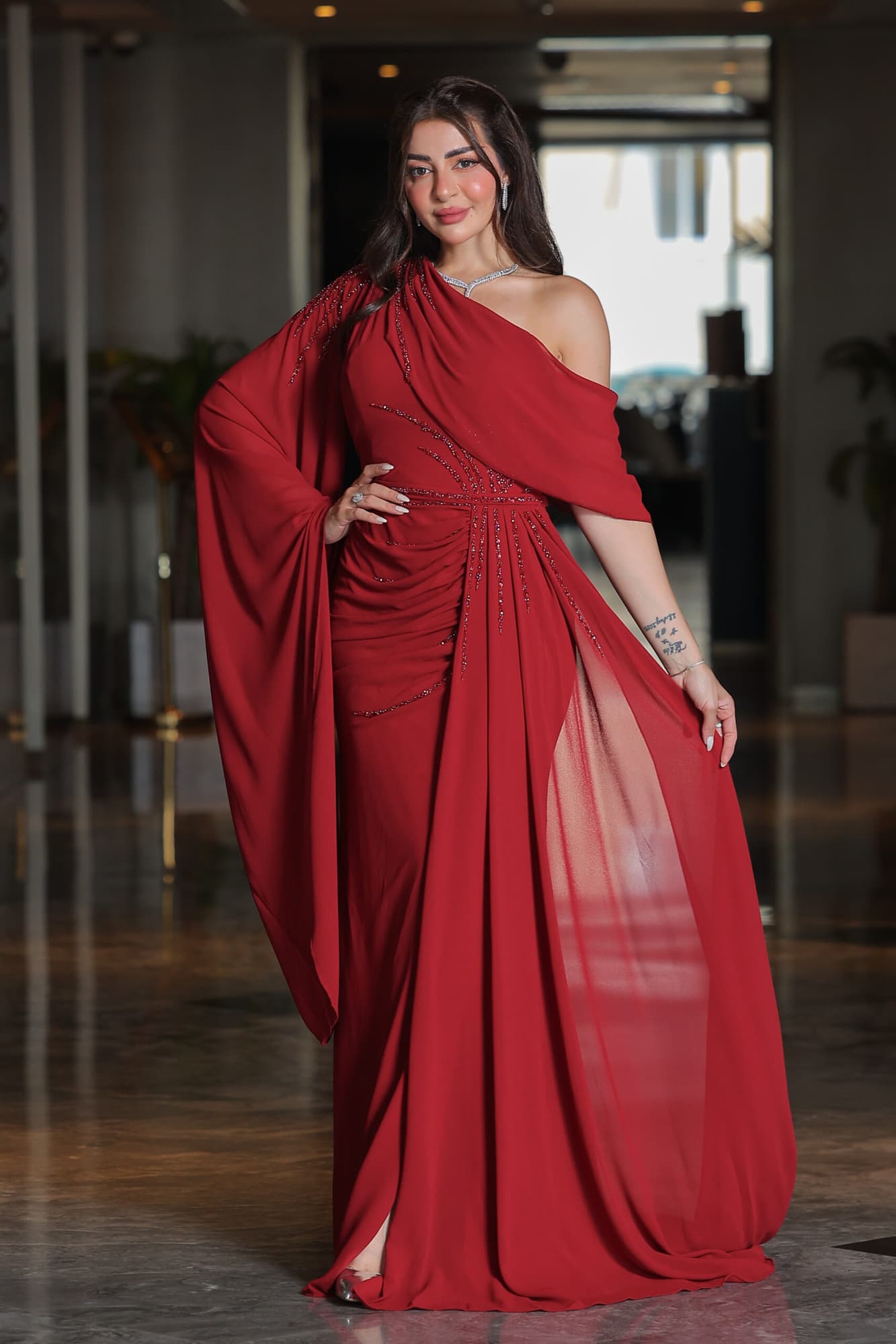 فستان سهرة بكم منسدل مزين بالكرستالات