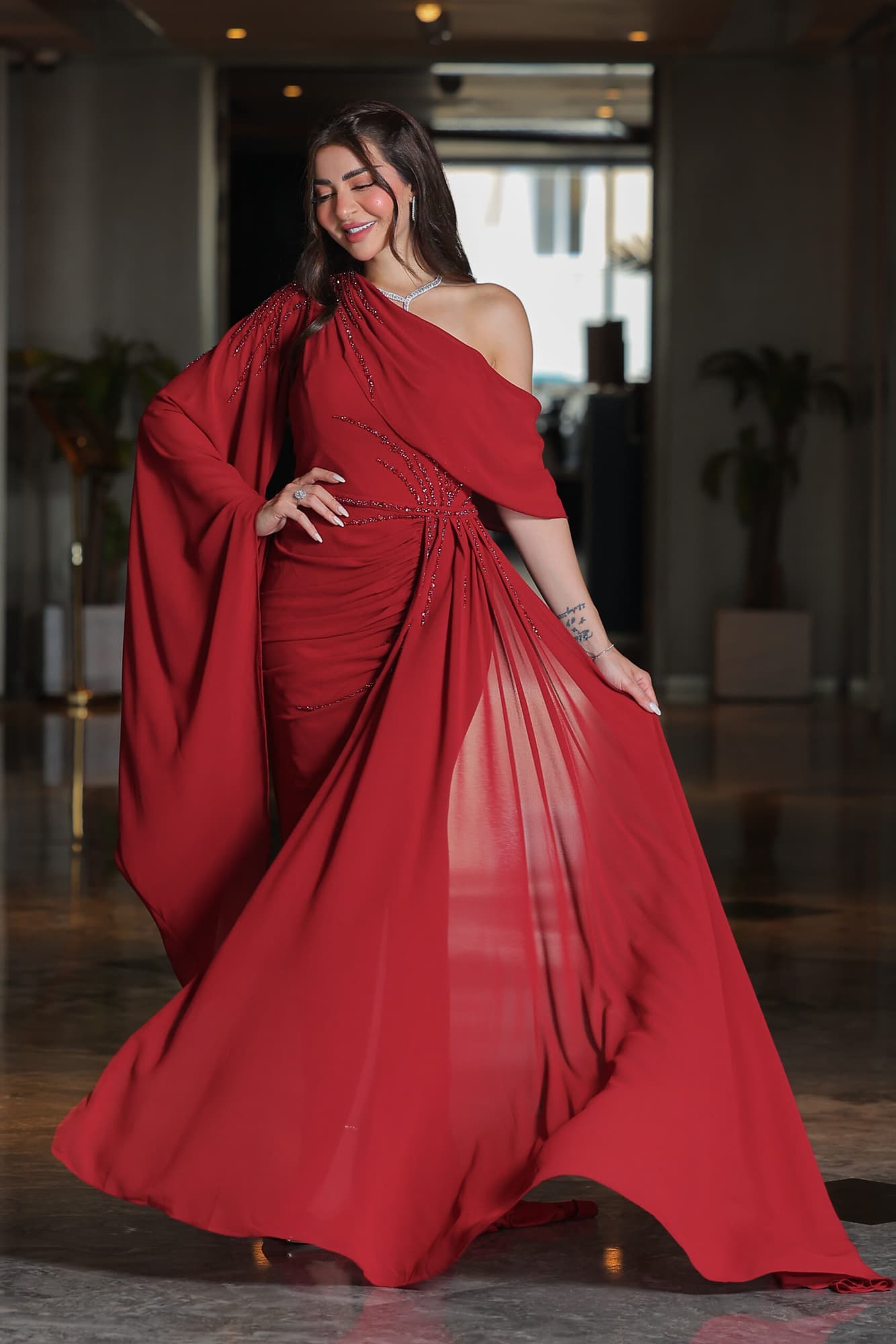 فستان سهرة بكم منسدل مزين بالكرستالات