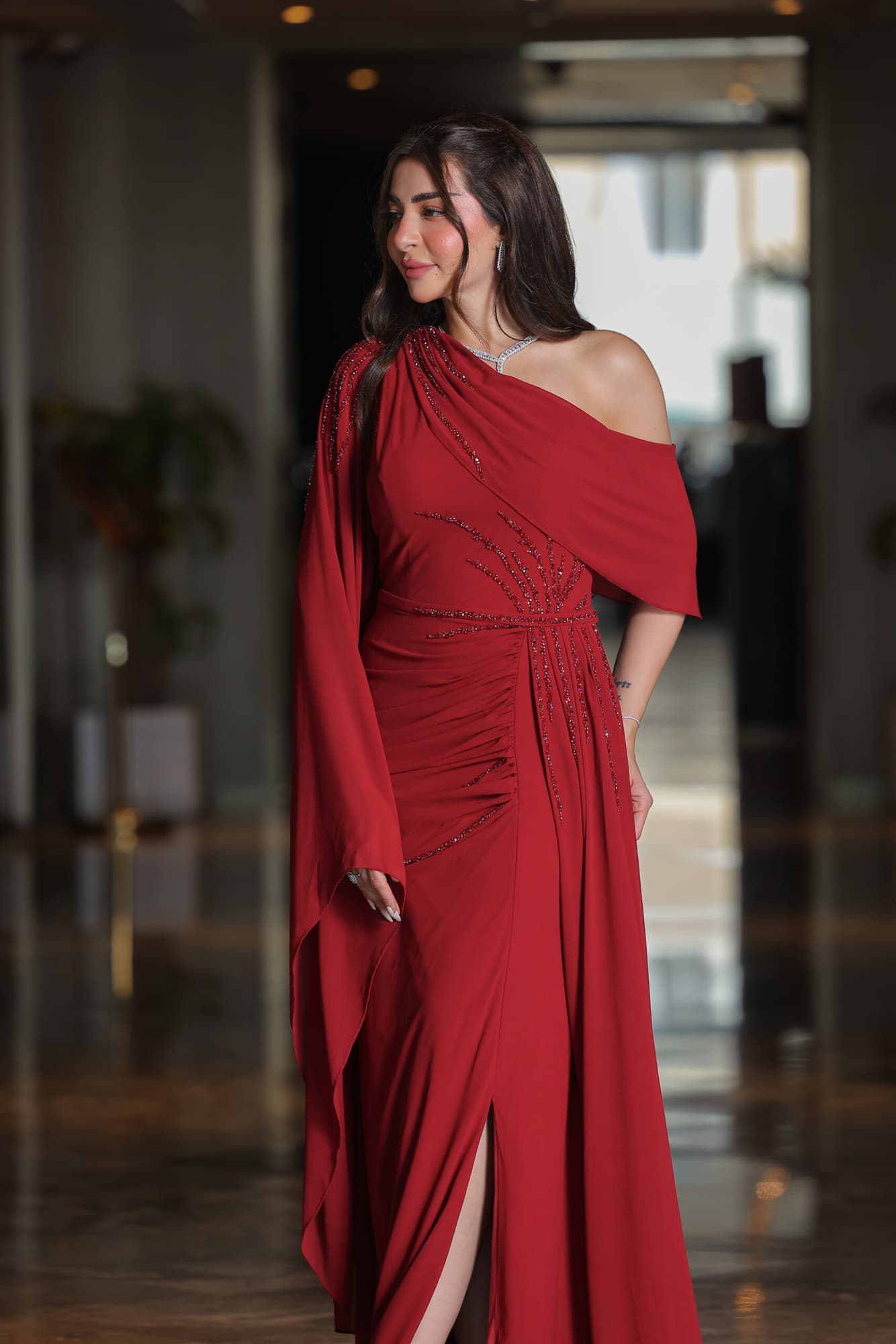 فستان سهرة بكم منسدل مزين بالكرستالات