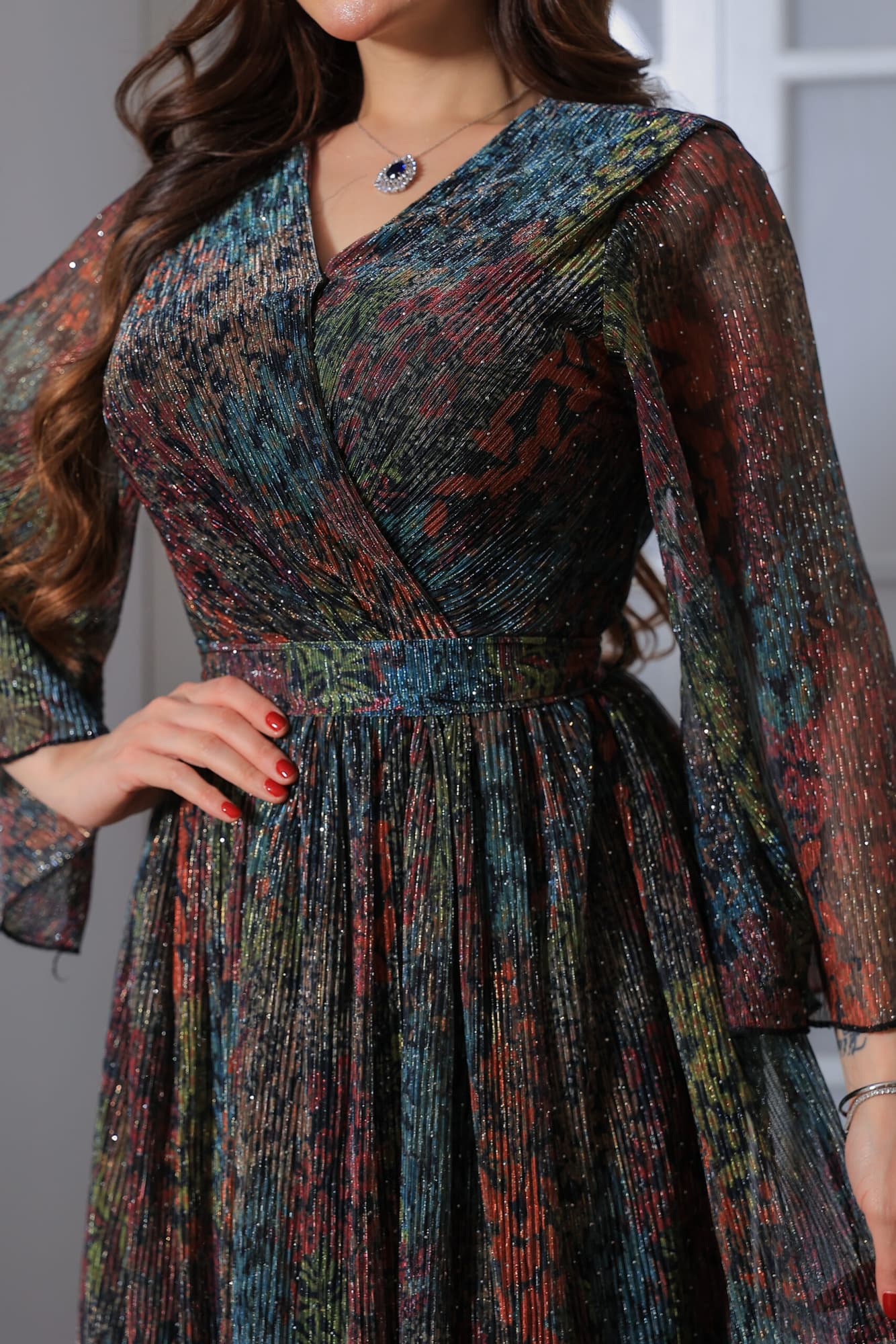 فستان بقصة انسيابية مع طيات ناعمة اسود