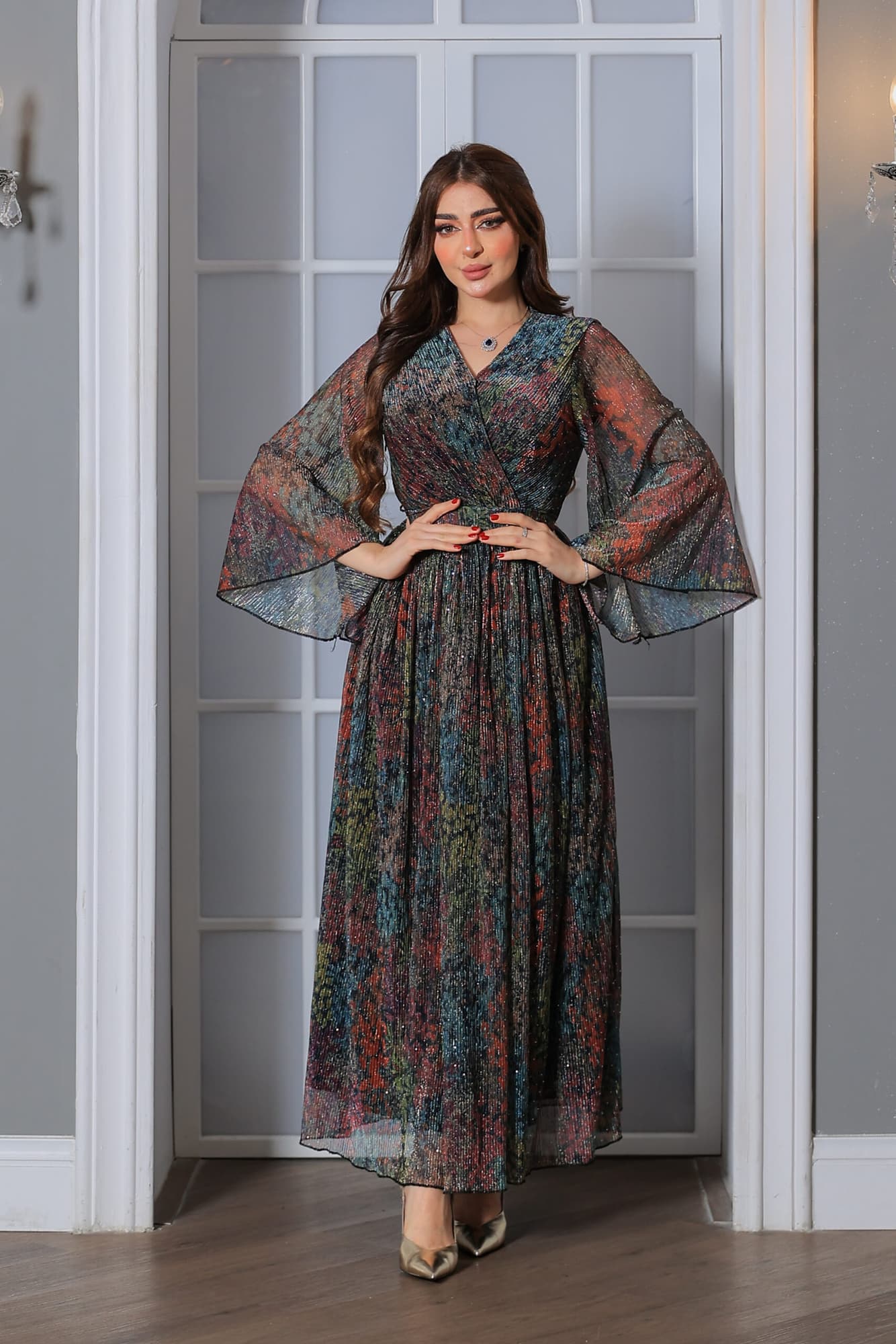 فستان بقصة انسيابية مع طيات ناعمة