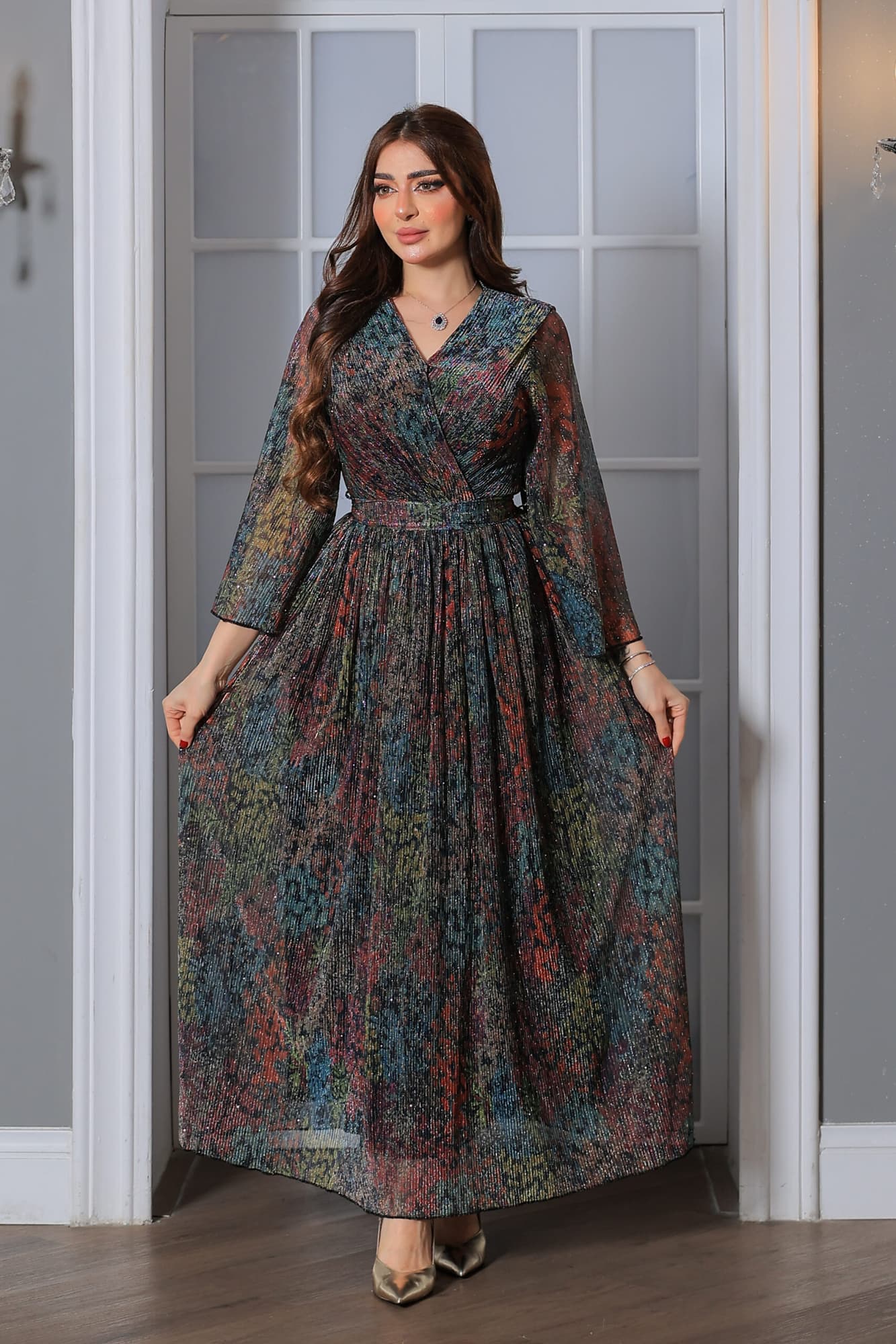 فستان بقصة انسيابية مع طيات ناعمة