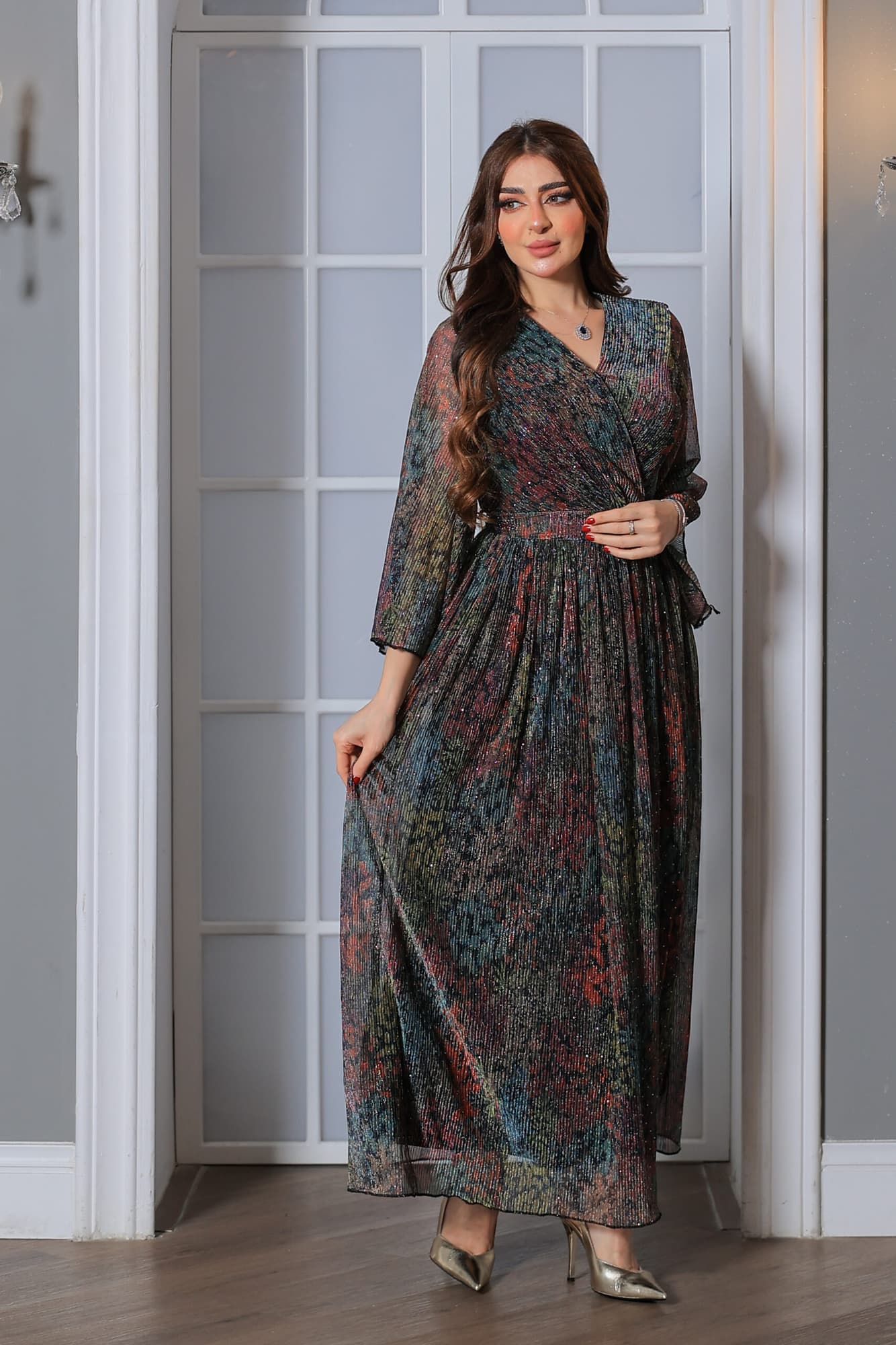 فستان بقصة انسيابية مع طيات ناعمة