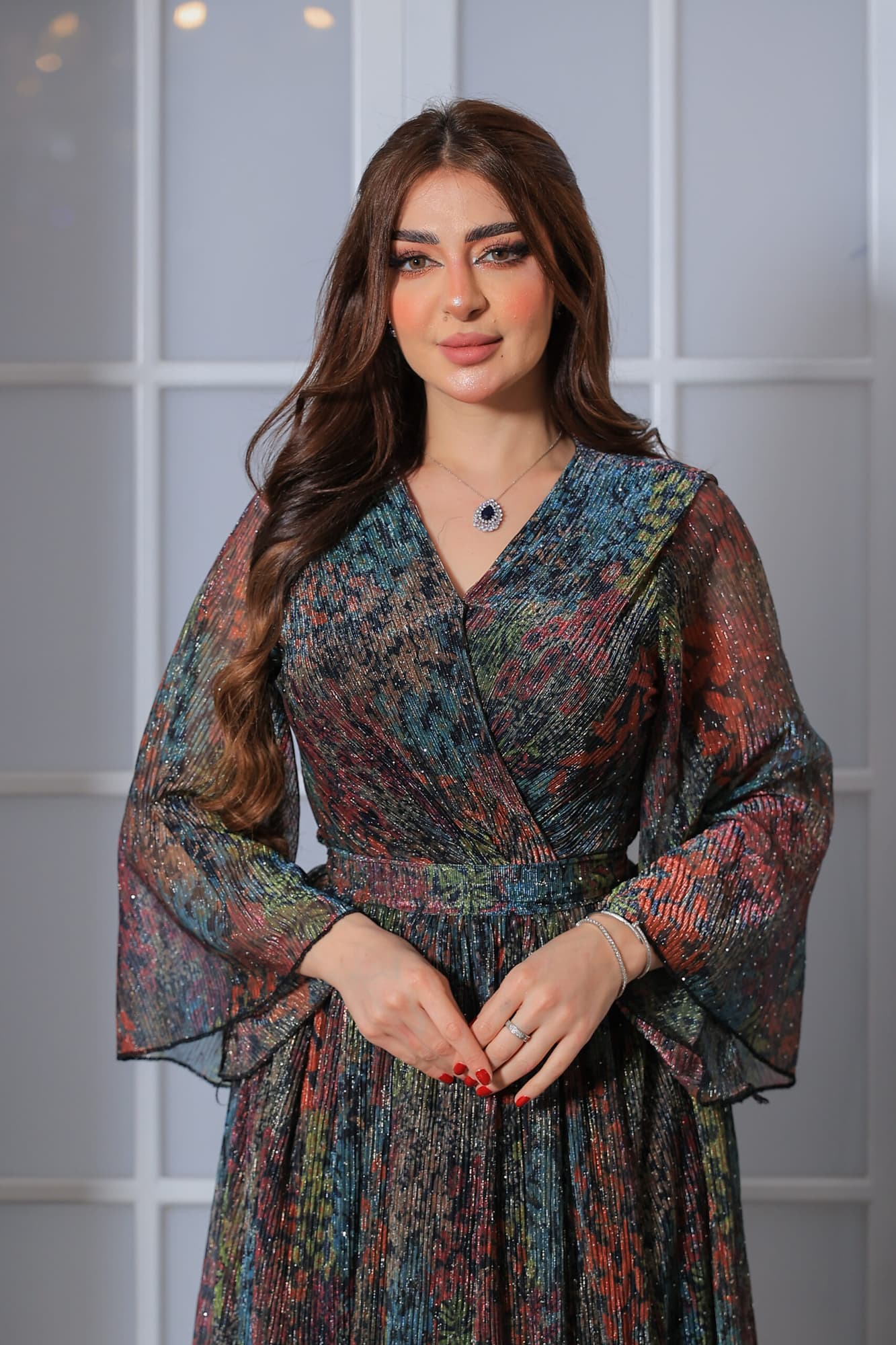 فستان بقصة انسيابية مع طيات ناعمة