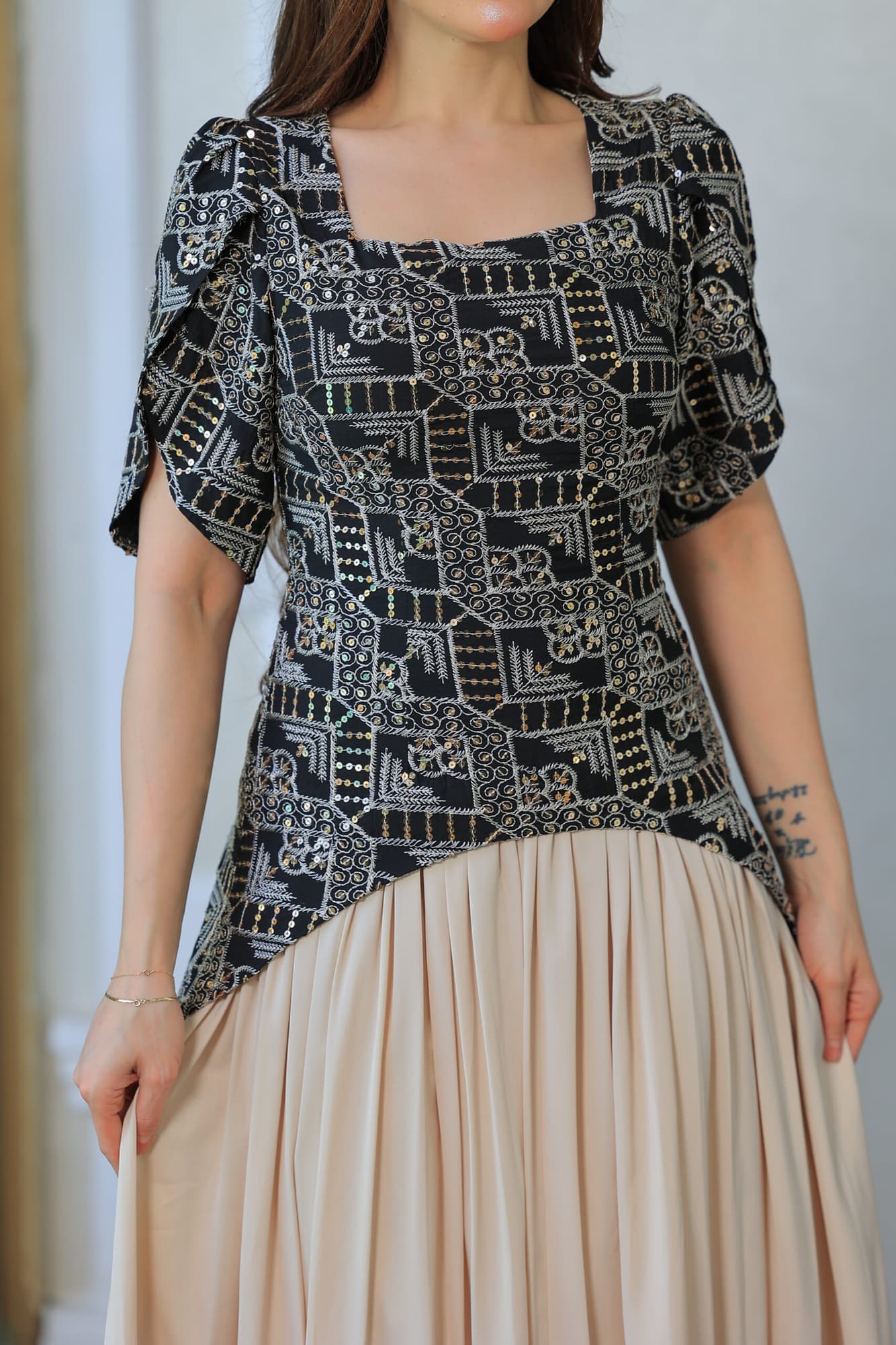 فستان أنيق يجمع بين الطابع الكلاسيكي واللمسة العصرية بيج