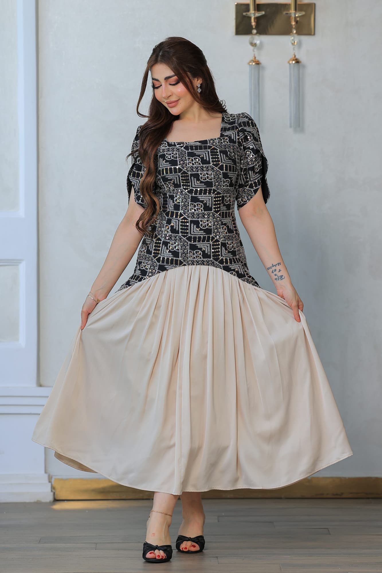 فستان أنيق يجمع بين الطابع الكلاسيكي واللمسة العصرية