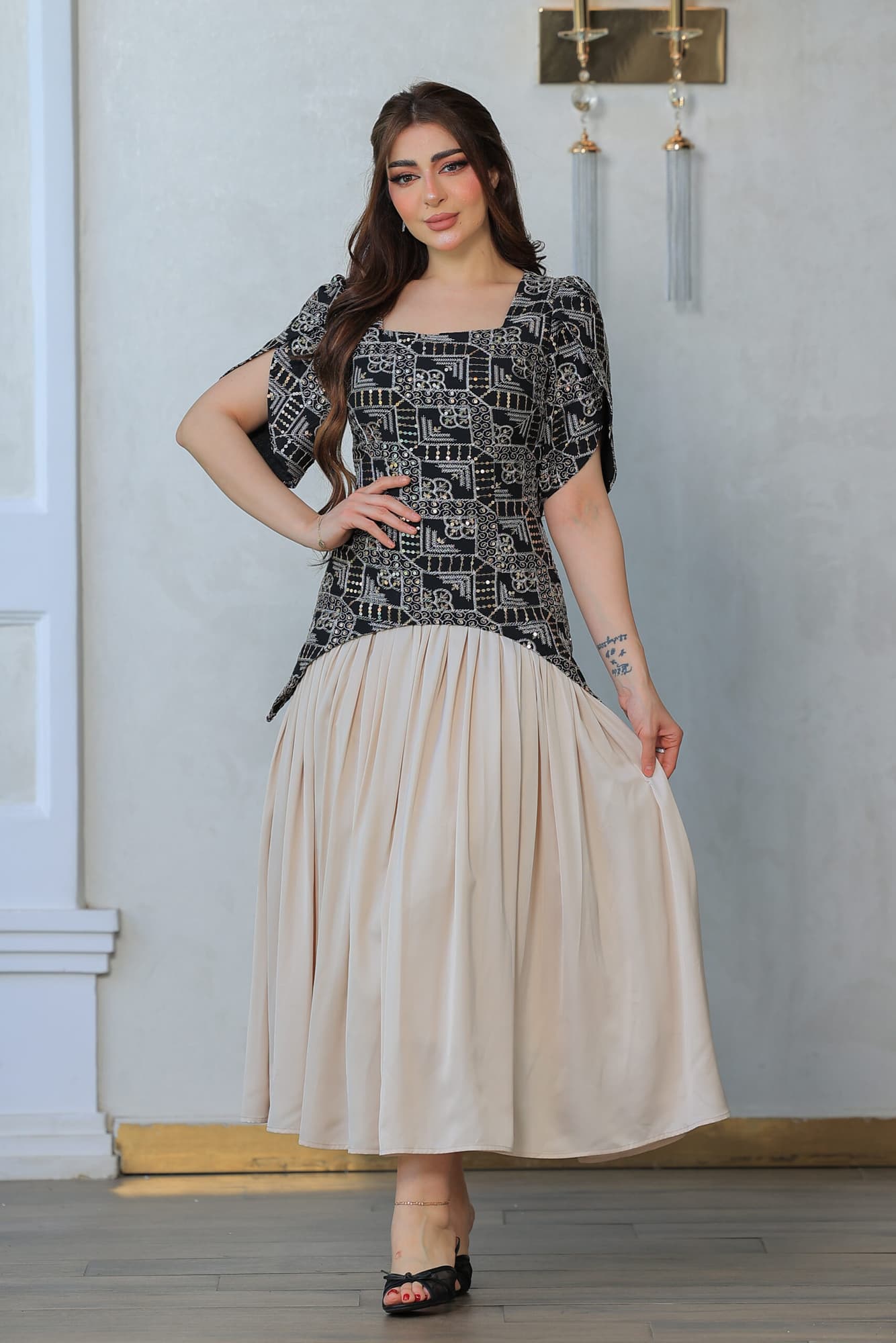 فستان أنيق يجمع بين الطابع الكلاسيكي واللمسة العصرية