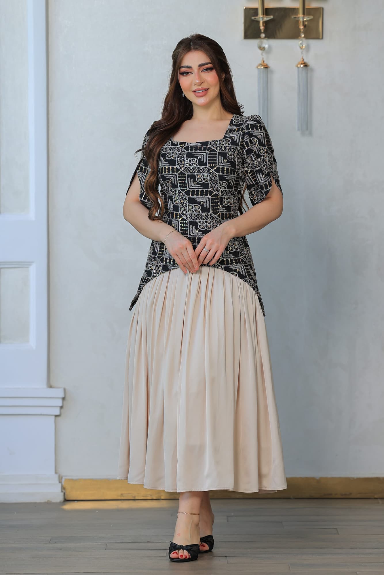 فستان أنيق يجمع بين الطابع الكلاسيكي واللمسة العصرية